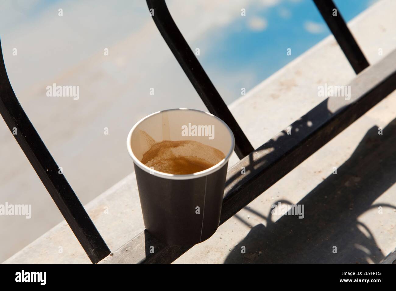 Ottimo caffè nella tazza di carta originale. Si trova su un davanzale. Primo piano. Foto Stock