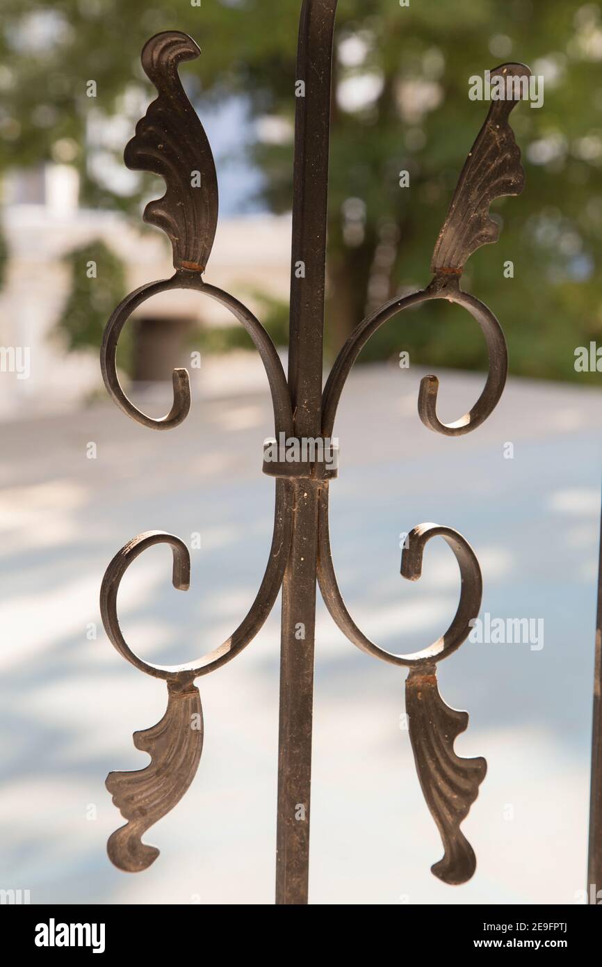 Frammento di una fionda forgiata la recinzione metallica. Primo piano. Foto Stock