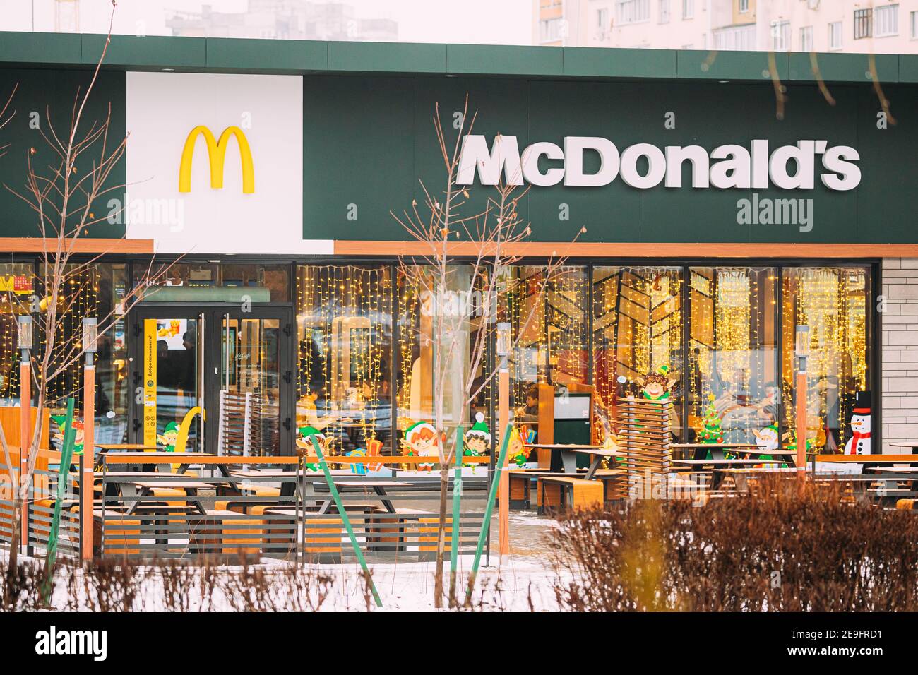 Il cartello del ristorante McDonalds si trova sull'edificio moderno del ristorante McDonalds Foto Stock