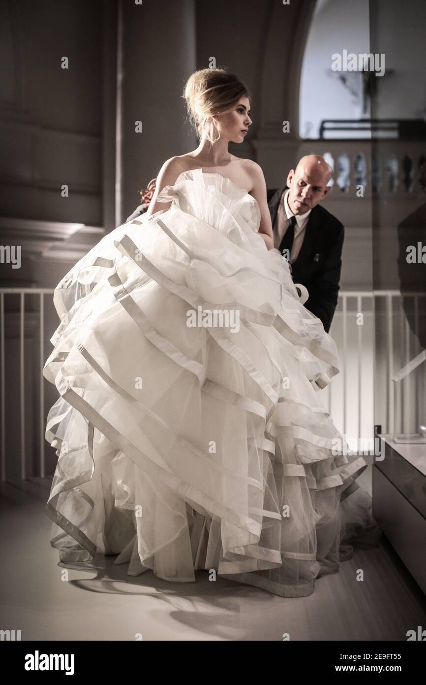 Modello Jenny Bishop e designer di abiti da sposa Ian Stuart prima  dell'apertura degli abiti da sposa 1775-2014 al Victoria and Albert Museum,  Londra. Lei Foto stock - Alamy