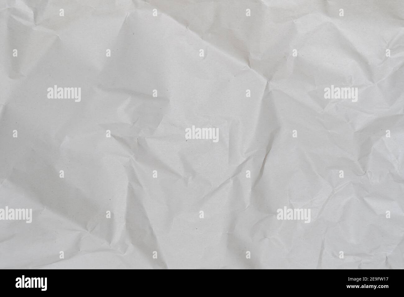 Trama della carta bianca sminuzzata perfetta per la struttura dello sfondo. Materiale di confezionamento con rughe ruvide. La superficie ruvida è vintage backdr Foto Stock