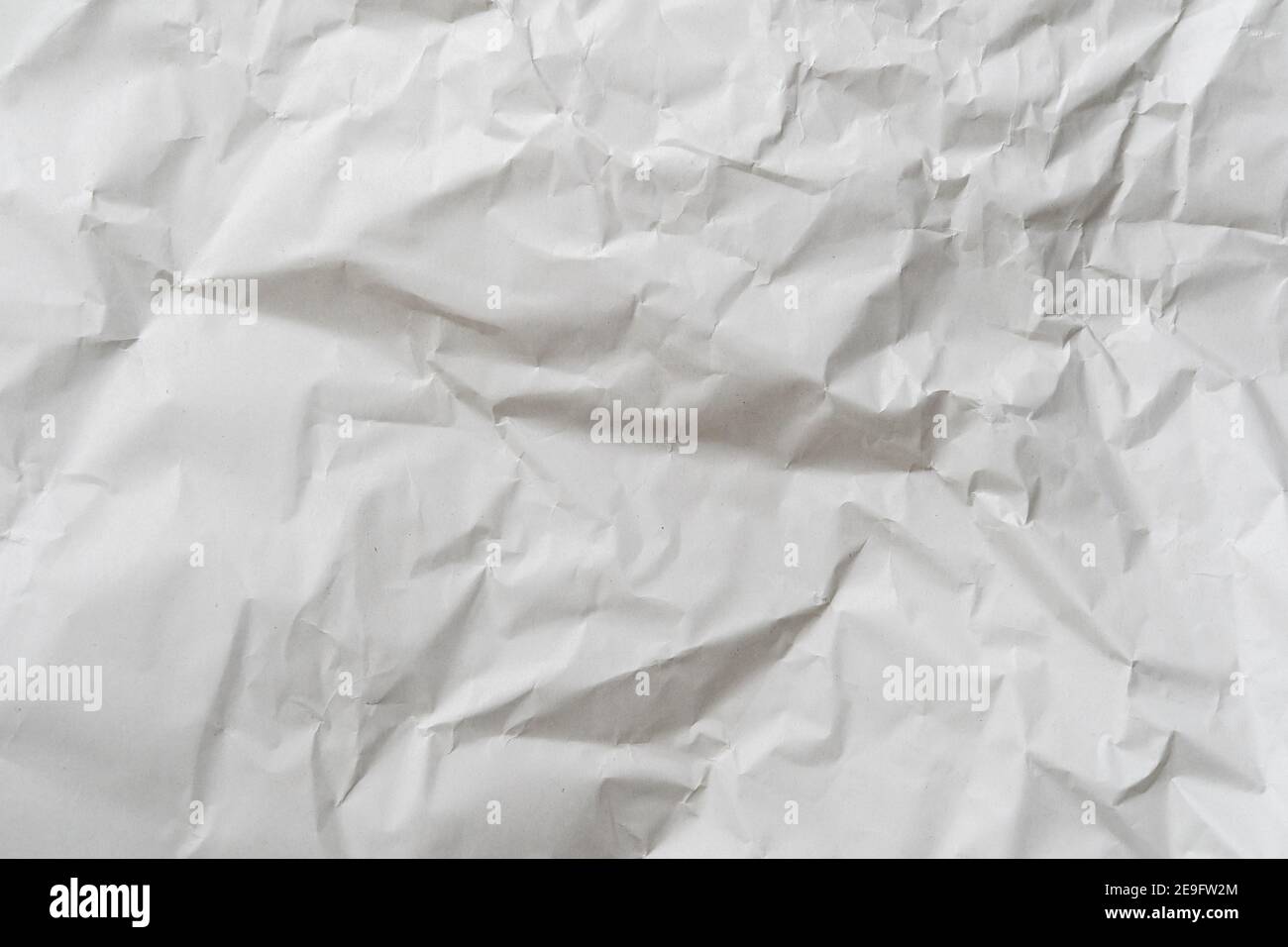 Trama della carta bianca sminuzzata perfetta per la struttura dello sfondo. Materiale di confezionamento con rughe ruvide. La superficie ruvida è vintage backdr Foto Stock