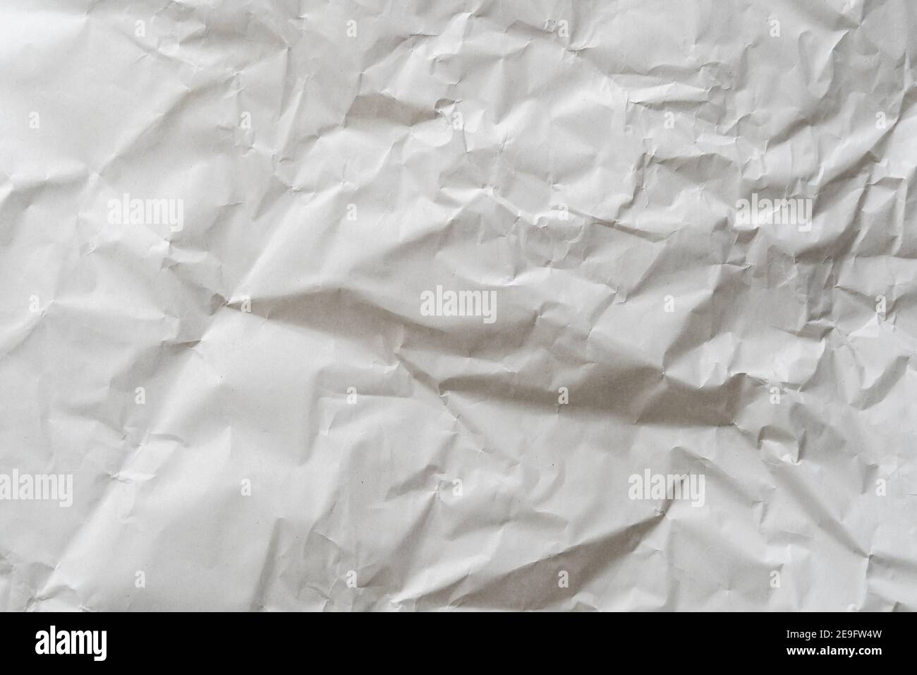 Trama della carta bianca sminuzzata perfetta per la struttura dello sfondo. Materiale di confezionamento con rughe ruvide. La superficie ruvida è vintage backdr Foto Stock