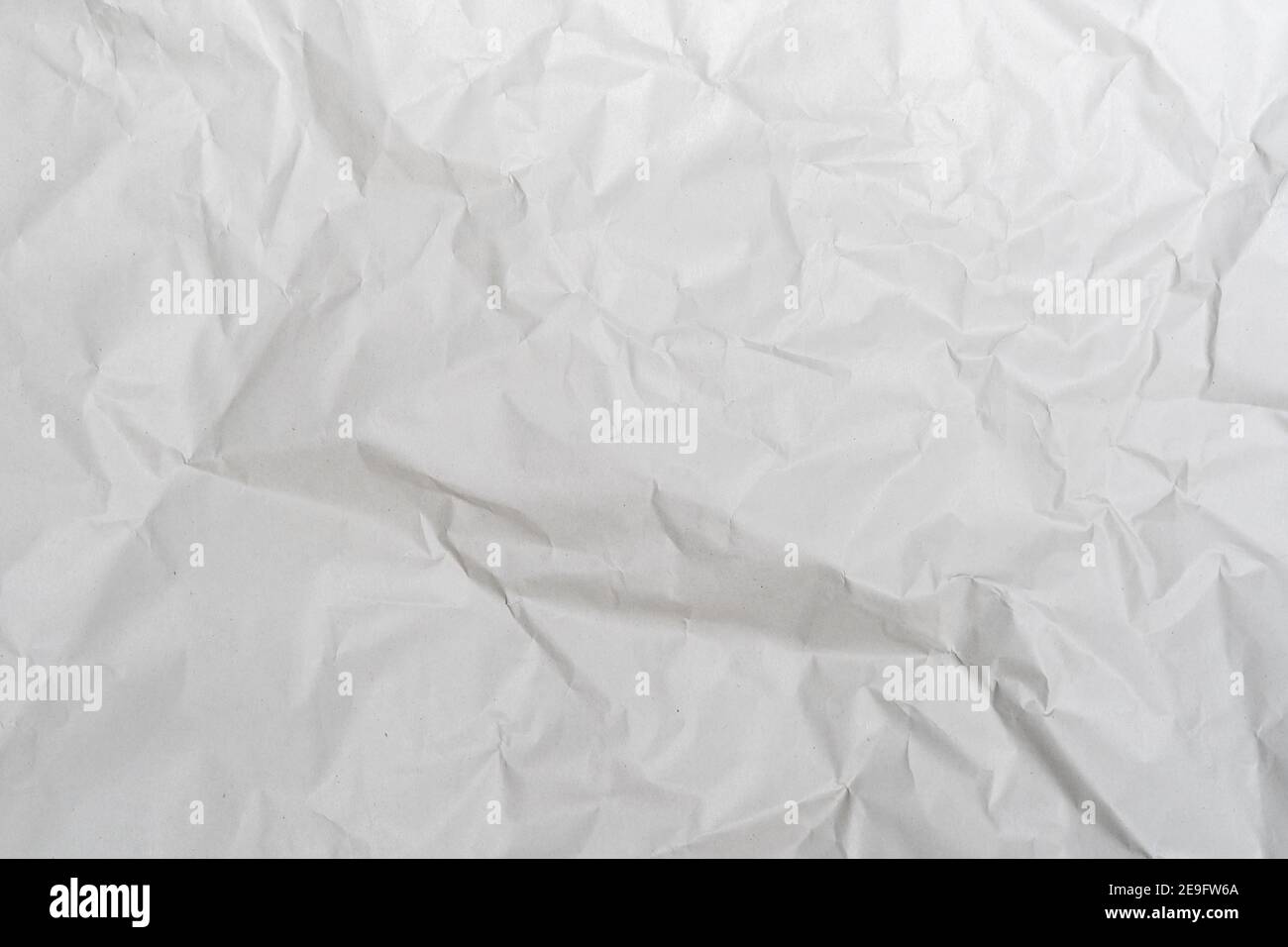 Trama della carta bianca sminuzzata perfetta per la struttura dello sfondo. Materiale di confezionamento con rughe ruvide. La superficie ruvida è vintage backdr Foto Stock