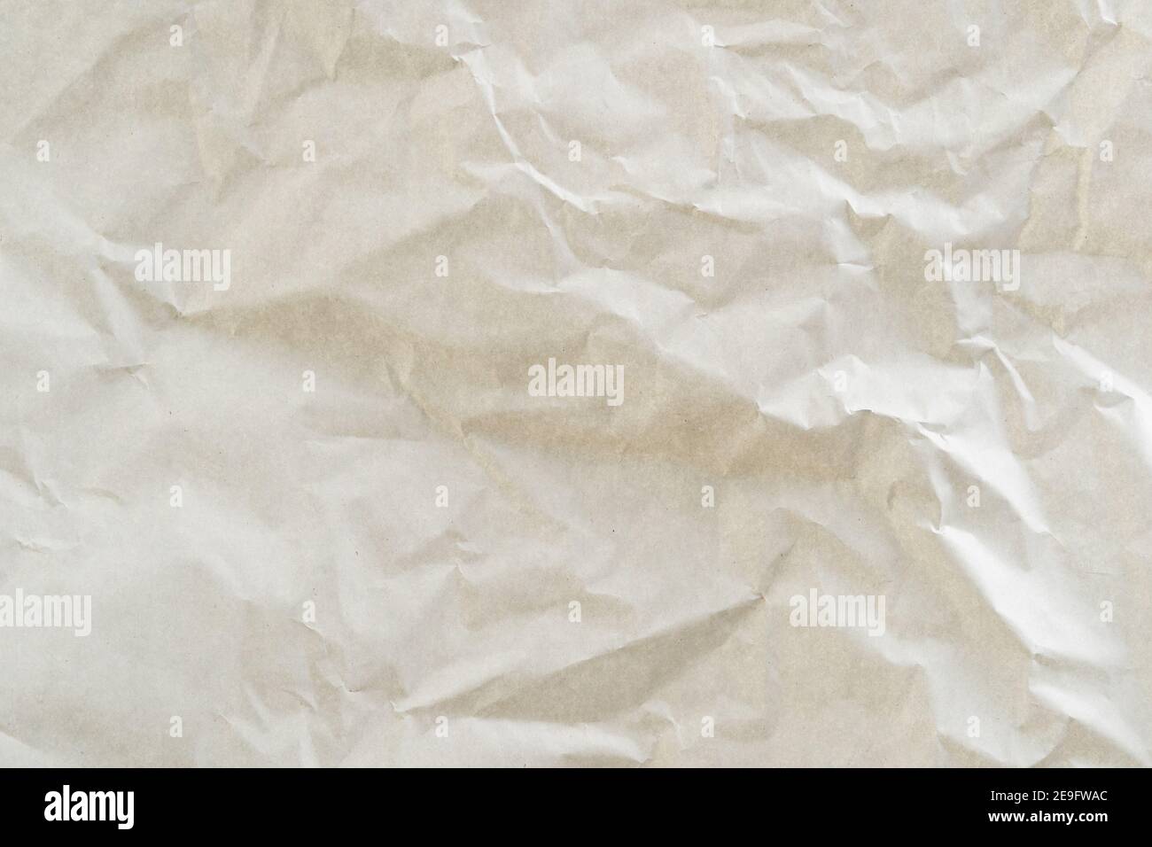 Trama della carta bianca sminuzzata perfetta per la struttura dello sfondo. Materiale di confezionamento con rughe ruvide. La superficie ruvida è vintage backdr Foto Stock