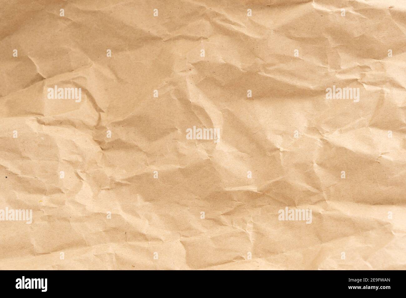 Carta marrone sgualcita, perfetta per la struttura dello sfondo. Materiale di confezionamento con rughe ruvide. La superficie ruvida è vintage Foto Stock