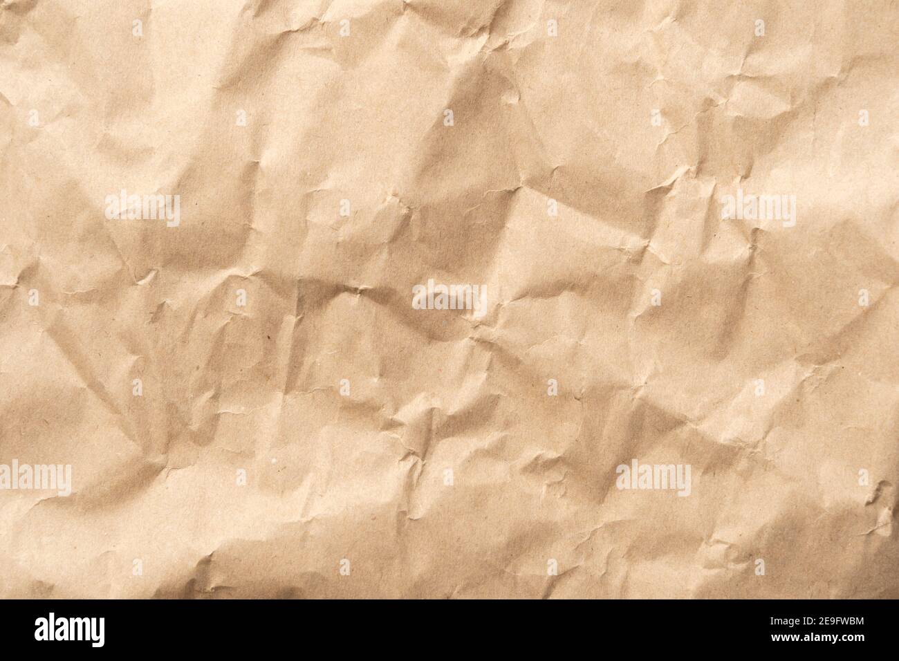 Carta marrone sgualcita, perfetta per la struttura dello sfondo. Materiale di confezionamento con rughe ruvide. La superficie ruvida è vintage Foto Stock
