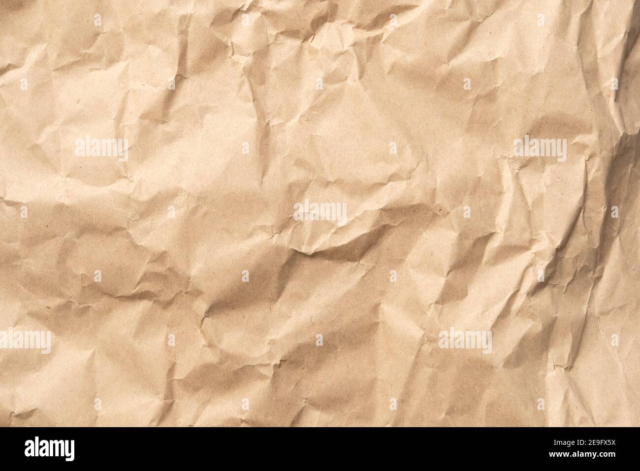 Carta marrone sgualcita, perfetta per la struttura dello sfondo. Materiale di confezionamento con rughe ruvide. La superficie ruvida è vintage Foto Stock