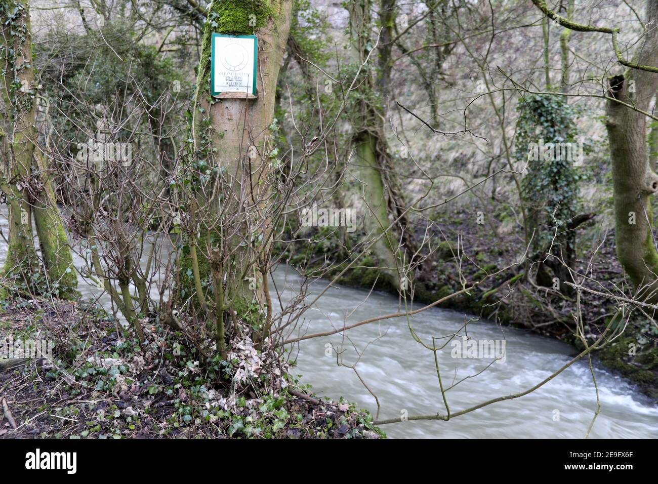 Poster River Watch al Litton Mill nel Derbyshire Peak Distretto Foto Stock