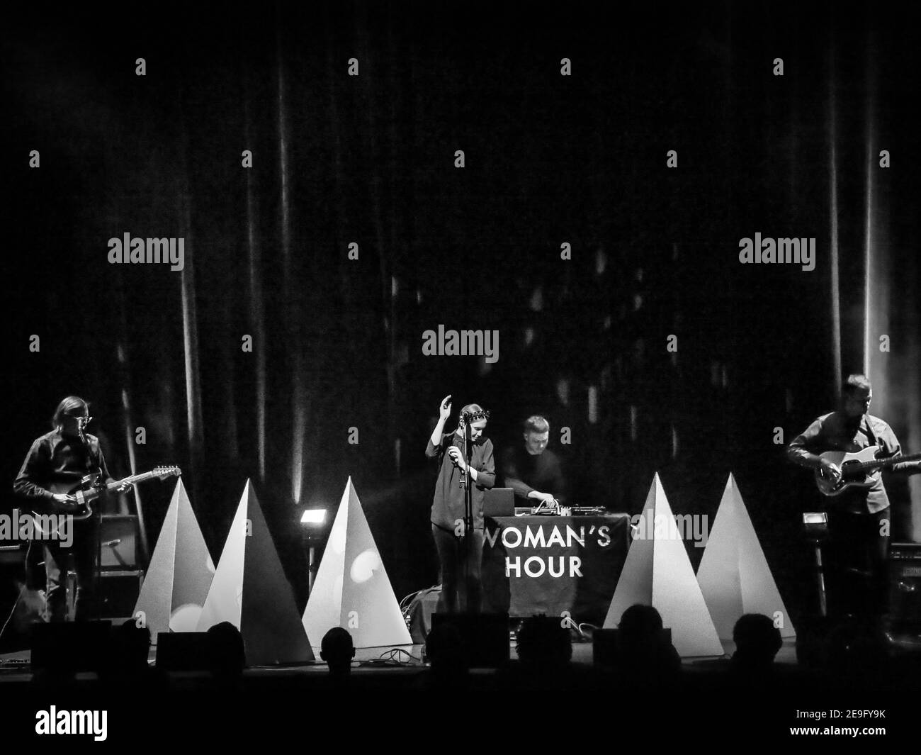 Woman's Hour che gioca dal vivo sul palco alla Purcell Room nel South Bank Center di Londra. Foto Stock