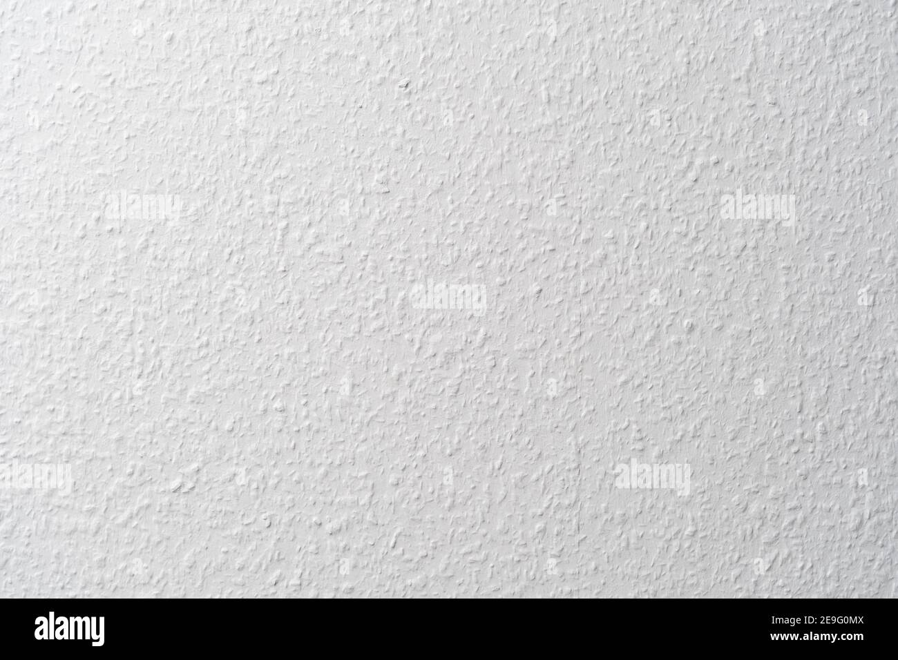 Carta da parati Ingrain bianca utilizzata in un appartamento tedesco su una parete. La tessitura bianca vuota all'interno presenta un modello causato da piccole schegge di legno Foto Stock