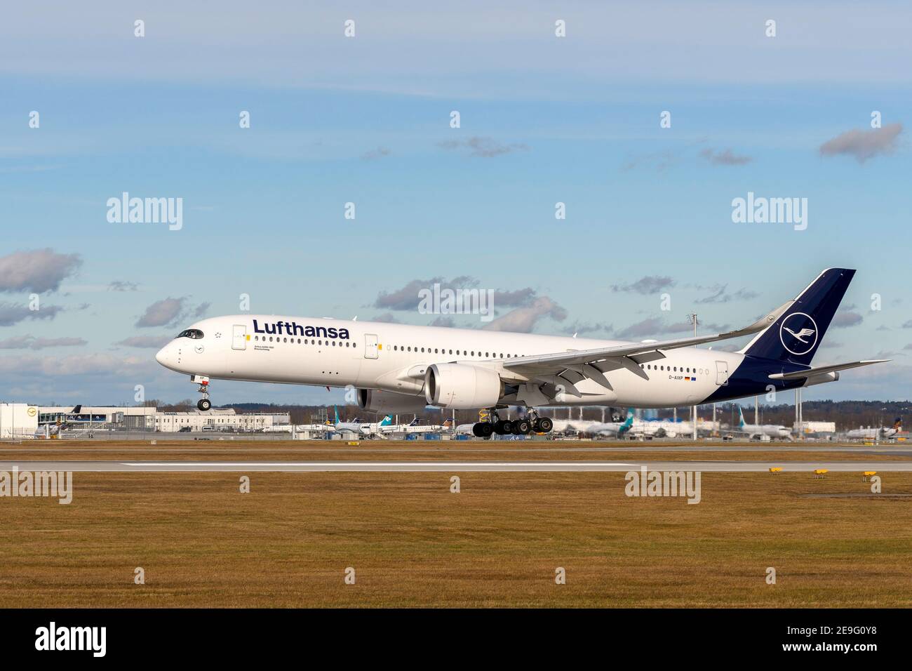 Monaco, Germania - Febbraio 04. 2021 : volo speciale Lufthansa LH2575 da Mount Pleasant sulle Isole Falkland MPN atterra all'aeroporto MUC di Monaco Foto Stock