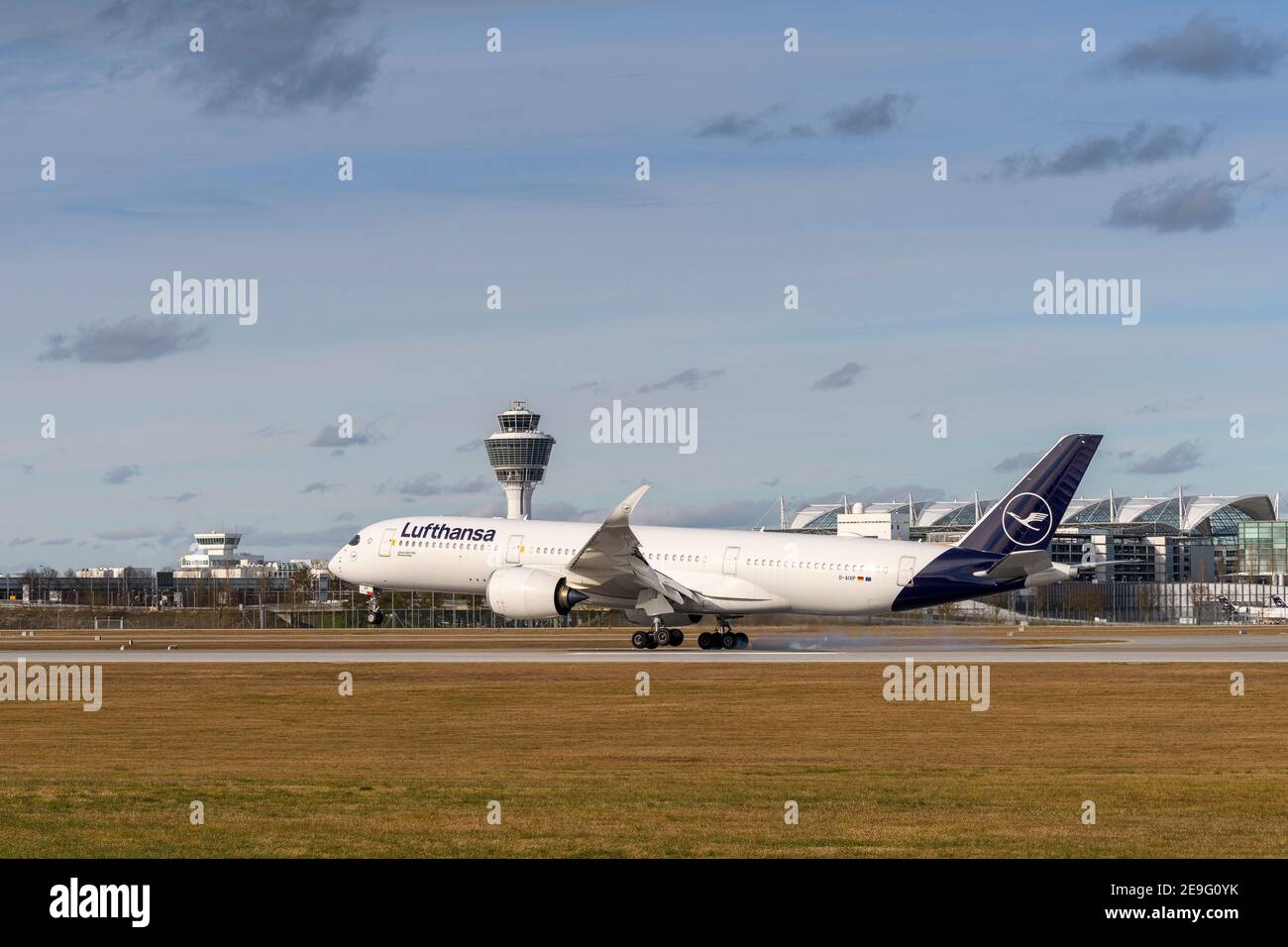 Monaco, Germania - Febbraio 04. 2021 : volo speciale Lufthansa LH2575 da Mount Pleasant sulle Isole Falkland MPN atterra all'aeroporto MUC di Monaco Foto Stock