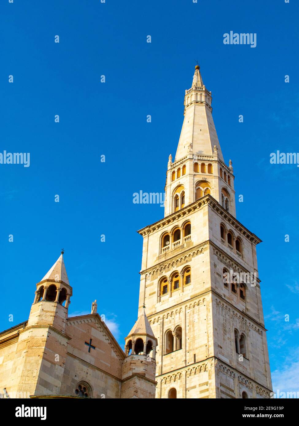 Città di Modena cupola e la sua torre campanaria chiamato Ghirlandina contro il cielo blu, Modena, Italia Foto Stock