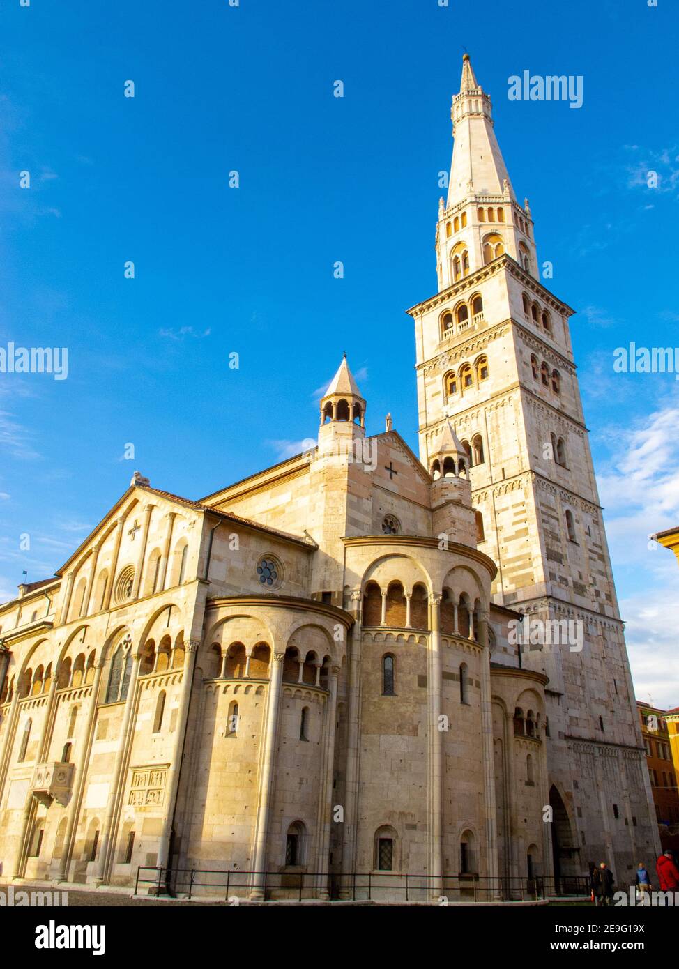 Città di Modena cupola e la sua torre campanaria chiamato Ghirlandina contro il cielo blu, Modena, Italia Foto Stock