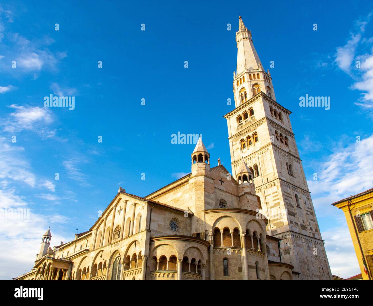 Città di Modena cupola e la sua torre campanaria chiamato Ghirlandina contro il cielo blu, Modena, Italia Foto Stock