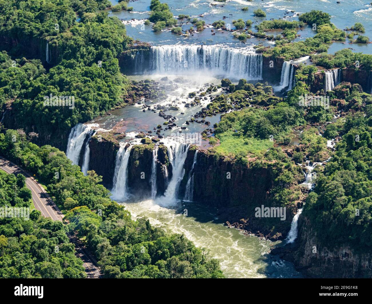 Vista aerea in elicottero delle Cascate Iguazú, Cataratas do Iguaçu, Paraná, Brasile. Foto Stock