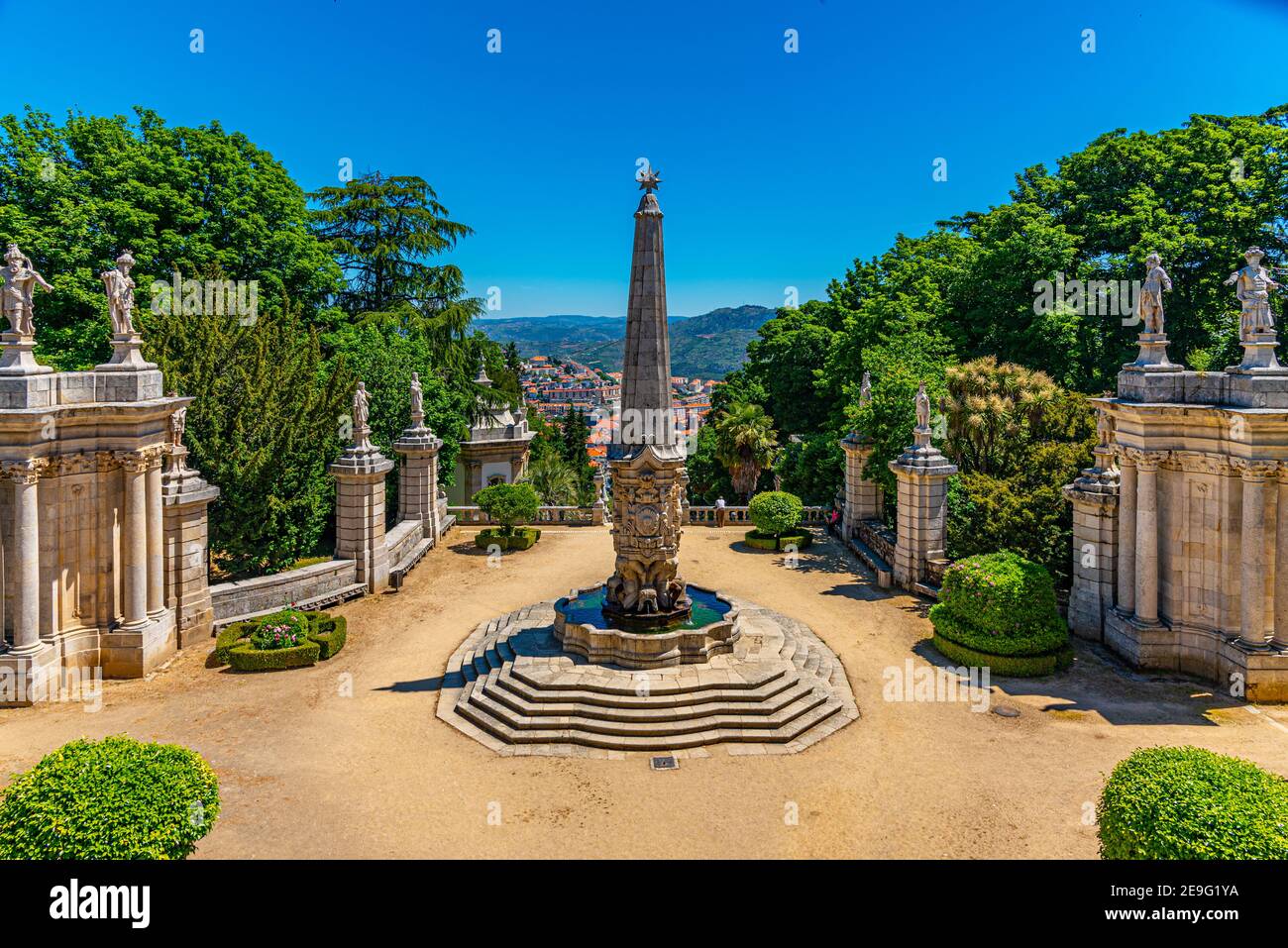 Lamego vista dalla scala che conduce alla chiesa della nostra signora, Portogallo Foto Stock