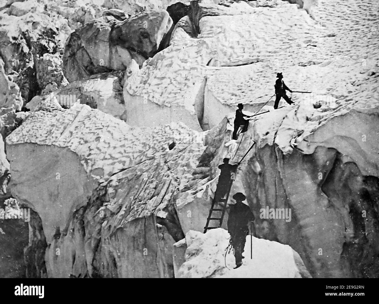 Attraversando un crepaccio, il Monte Bianco, periodo Vittoriano Foto Stock