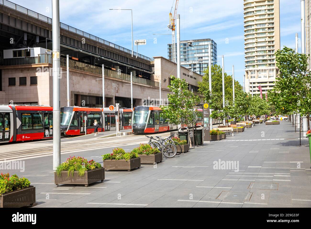 Centro di Sydney e Circular Quay, con treno leggero CBD alla stazione di Sydney, NSW, Australia in un giorno estivo Foto Stock