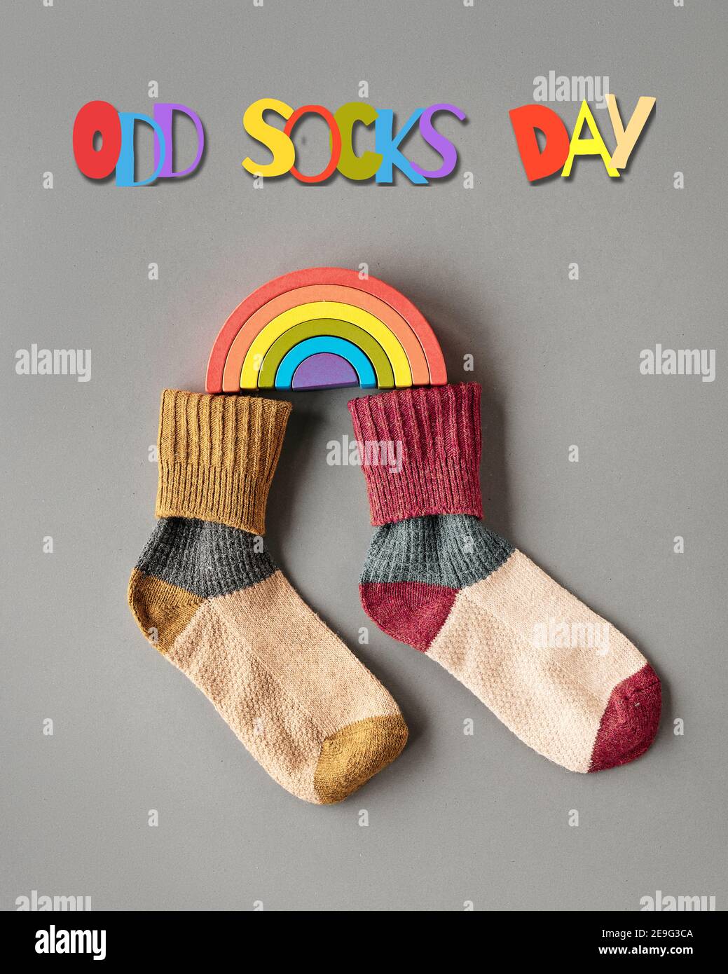 Giorno ODD Socks. Iniziativa sociale contro il bullismo a scuola o sul posto di lavoro. Progettazione di poster per la campagna anti-bullismo. Foto Stock