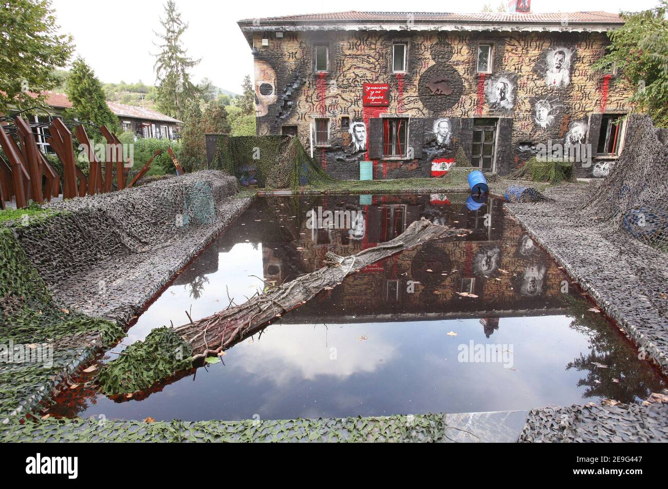 L'imprenditore francese Thierry Ehrmann's 'demeure of Chaos' il 13 settembre 2006 costruito nel cuore di un pittoresco villaggio francese in un ex ufficio postale del 17 ° secolo a Saint-Romain au Mont d'Or, alla periferia della città sudorientale di Lione. Un tribunale francese ha multato l'uomo d'affari esentrico a pagare 200,000 euro per aver sfidato la sua casa per trasformarla in una galleria d'arte a cielo aperto e in una meditazione oscura sul terrorismo e la guerra. Ma ha vinto il diritto di rimanere in piedi nonostante una richiesta locale di farlo abbattere. Foto di Vincent Dargent/ABACAPRESS.COM Foto Stock