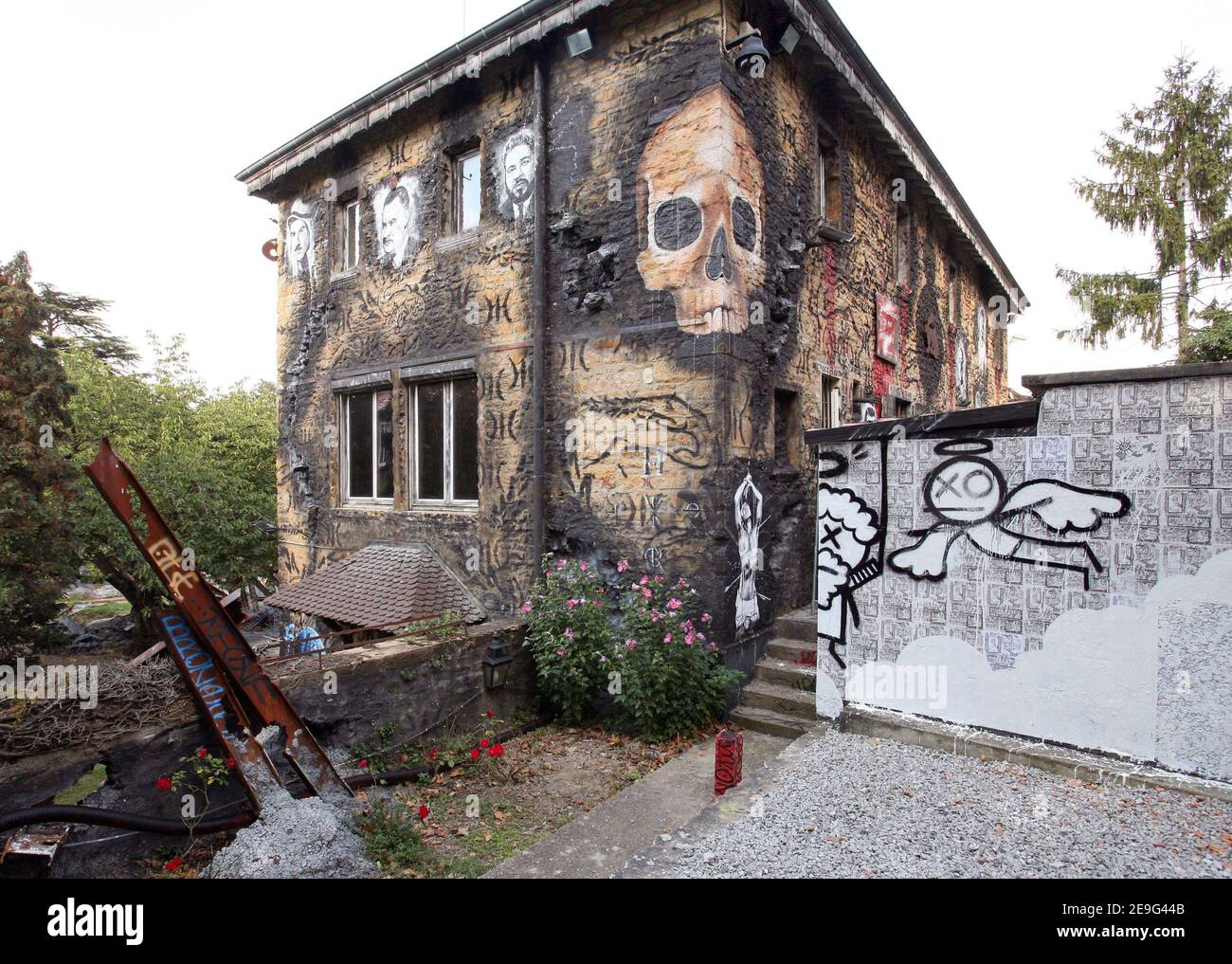 L'imprenditore francese Thierry Ehrmann's 'demeure of Chaos' il 13 settembre 2006 costruito nel cuore di un pittoresco villaggio francese in un ex ufficio postale del 17 ° secolo a Saint-Romain au Mont d'Or, alla periferia della città sudorientale di Lione. Un tribunale francese ha multato l'uomo d'affari esentrico a pagare 200,000 euro per aver sfidato la sua casa per trasformarla in una galleria d'arte a cielo aperto e in una meditazione oscura sul terrorismo e la guerra. Ma ha vinto il diritto di rimanere in piedi nonostante una richiesta locale di farlo abbattere. Foto di Vincent Dargent/ABACAPRESS.COM Foto Stock