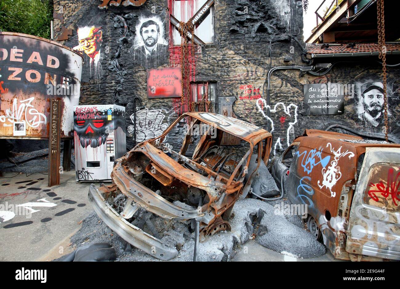 L'imprenditore francese Thierry Ehrmann's 'demeure of Chaos' il 13 settembre 2006 costruito nel cuore di un pittoresco villaggio francese in un ex ufficio postale del 17 ° secolo a Saint-Romain au Mont d'Or, alla periferia della città sudorientale di Lione. Un tribunale francese ha multato l'uomo d'affari esentrico a pagare 200,000 euro per aver sfidato la sua casa per trasformarla in una galleria d'arte a cielo aperto e in una meditazione oscura sul terrorismo e la guerra. Ma ha vinto il diritto di rimanere in piedi nonostante una richiesta locale di farlo abbattere. Foto di Vincent Dargent/ABACAPRESS.COM Foto Stock