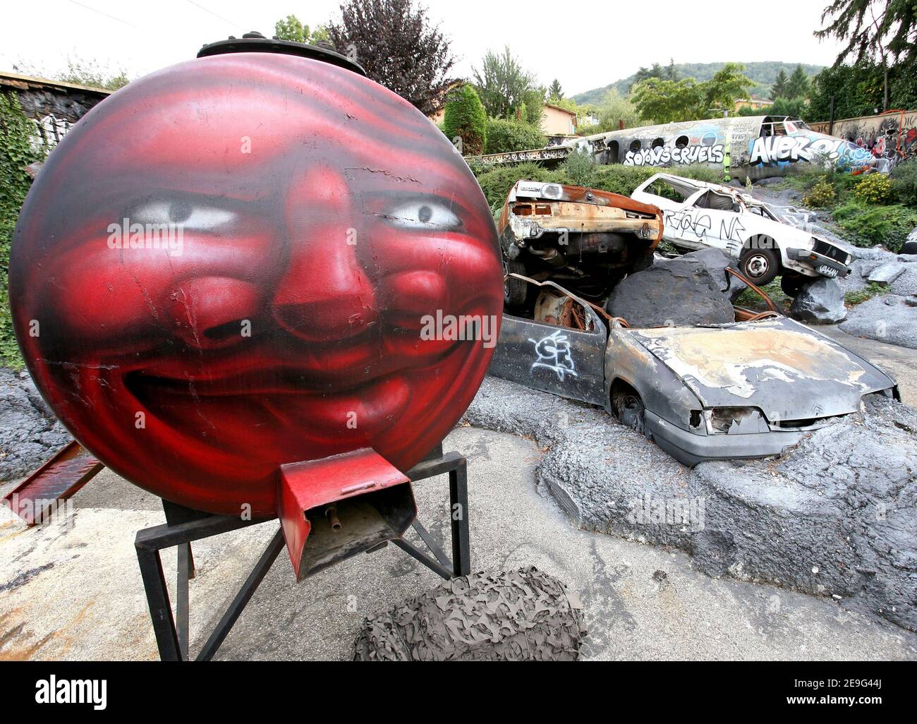 L'imprenditore francese Thierry Ehrmann's 'demeure of Chaos' il 13 settembre 2006 costruito nel cuore di un pittoresco villaggio francese in un ex ufficio postale del 17 ° secolo a Saint-Romain au Mont d'Or, alla periferia della città sudorientale di Lione. Un tribunale francese ha multato l'uomo d'affari esentrico a pagare 200,000 euro per aver sfidato la sua casa per trasformarla in una galleria d'arte a cielo aperto e in una meditazione oscura sul terrorismo e la guerra. Ma ha vinto il diritto di rimanere in piedi nonostante una richiesta locale di farlo abbattere. Foto di Vincent Dargent/ABACAPRESS.COM Foto Stock