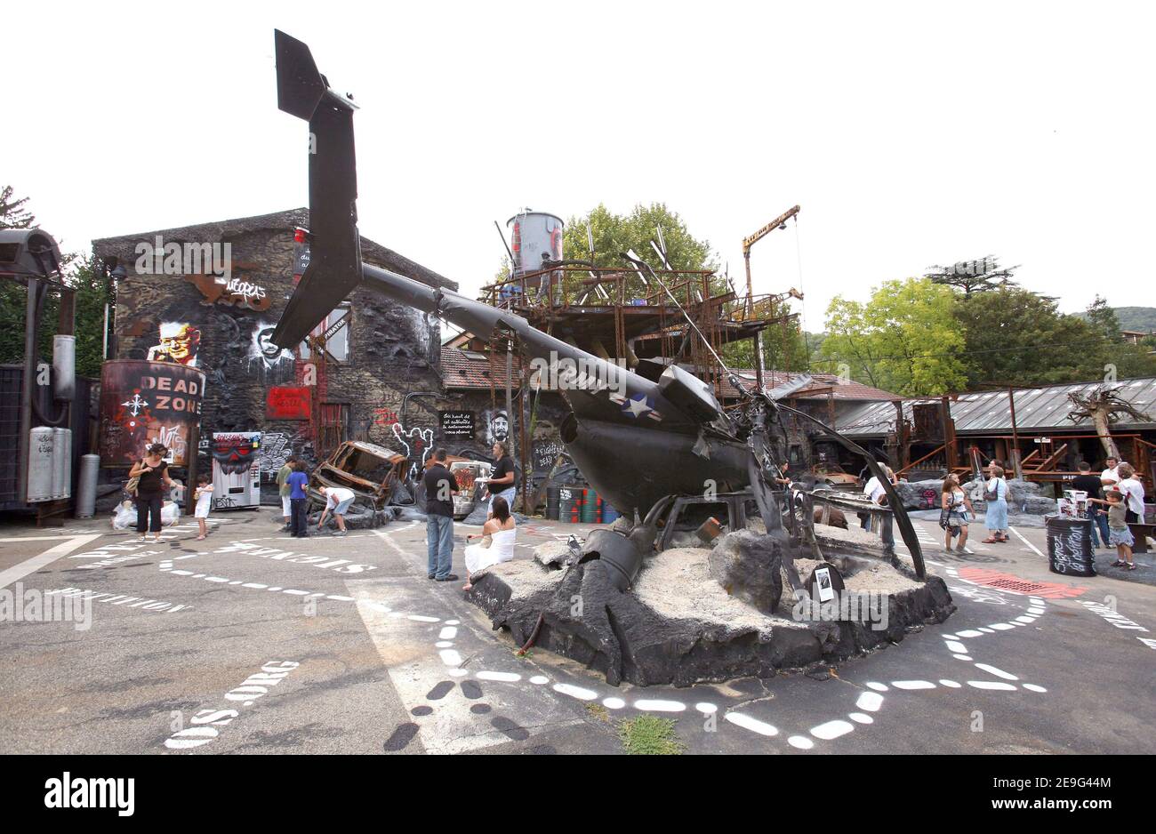 L'imprenditore francese Thierry Ehrmann's 'demeure of Chaos' il 13 settembre 2006 costruito nel cuore di un pittoresco villaggio francese in un ex ufficio postale del 17 ° secolo a Saint-Romain au Mont d'Or, alla periferia della città sudorientale di Lione. Un tribunale francese ha multato l'uomo d'affari esentrico a pagare 200,000 euro per aver sfidato la sua casa per trasformarla in una galleria d'arte a cielo aperto e in una meditazione oscura sul terrorismo e la guerra. Ma ha vinto il diritto di rimanere in piedi nonostante una richiesta locale di farlo abbattere. Foto di Vincent Dargent/ABACAPRESS.COM Foto Stock