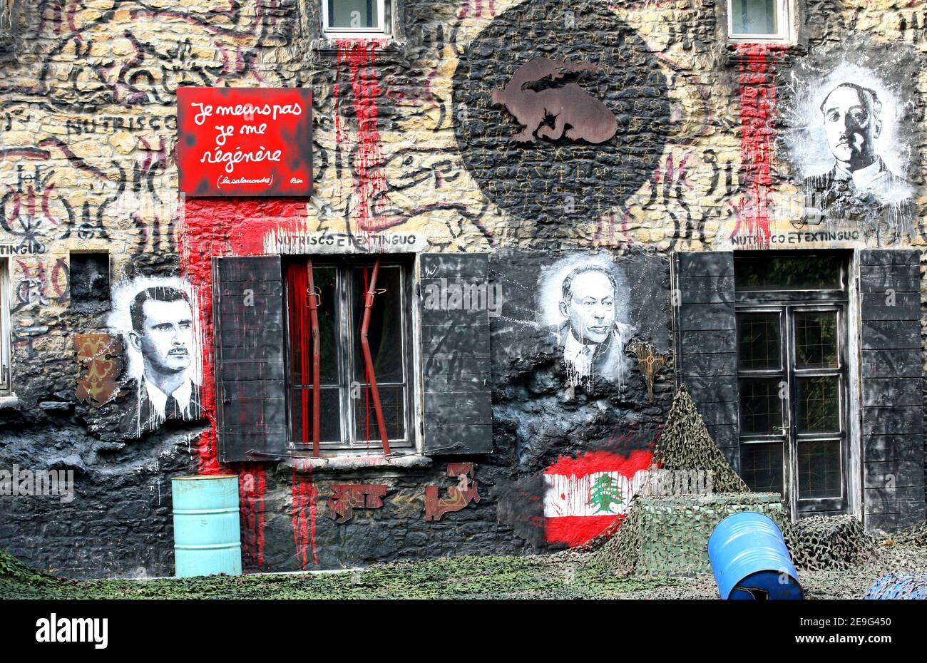 L'imprenditore francese Thierry Ehrmann's 'demeure of Chaos' il 13 settembre 2006 costruito nel cuore di un pittoresco villaggio francese in un ex ufficio postale del 17 ° secolo a Saint-Romain au Mont d'Or, alla periferia della città sudorientale di Lione. Un tribunale francese ha multato l'uomo d'affari esentrico a pagare 200,000 euro per aver sfidato la sua casa per trasformarla in una galleria d'arte a cielo aperto e in una meditazione oscura sul terrorismo e la guerra. Ma ha vinto il diritto di rimanere in piedi nonostante una richiesta locale di farlo abbattere. Foto di Vincent Dargent/ABACAPRESS.COM Foto Stock