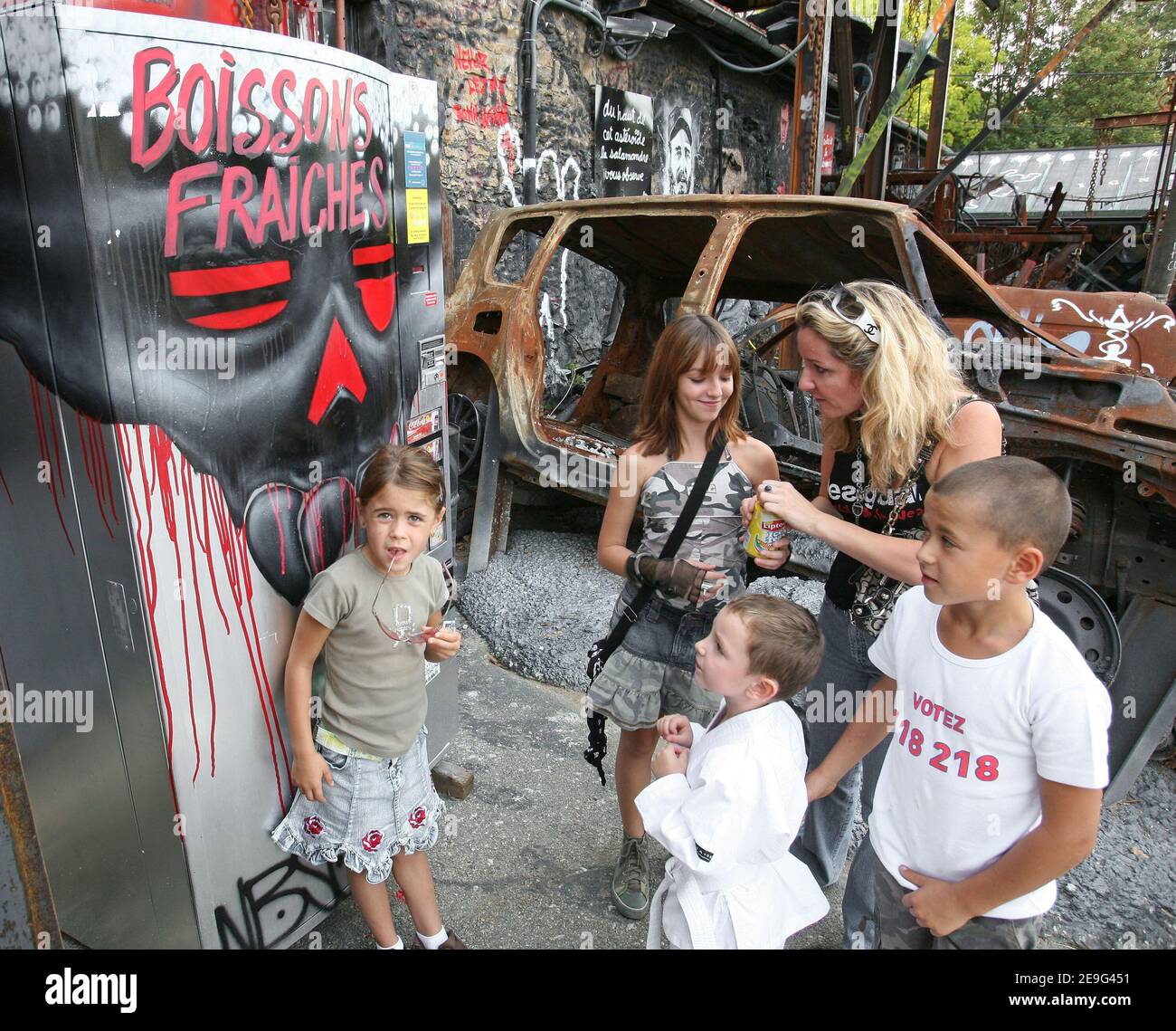 L'imprenditore francese Thierry Ehrmann's 'demeure of Chaos' il 13 settembre 2006 costruito nel cuore di un pittoresco villaggio francese in un ex ufficio postale del 17 ° secolo a Saint-Romain au Mont d'Or, alla periferia della città sudorientale di Lione. Un tribunale francese ha multato l'uomo d'affari esentrico a pagare 200,000 euro per aver sfidato la sua casa per trasformarla in una galleria d'arte a cielo aperto e in una meditazione oscura sul terrorismo e la guerra. Ma ha vinto il diritto di rimanere in piedi nonostante una richiesta locale di farlo abbattere. Foto di Vincent Dargent/ABACAPRESS.COM Foto Stock