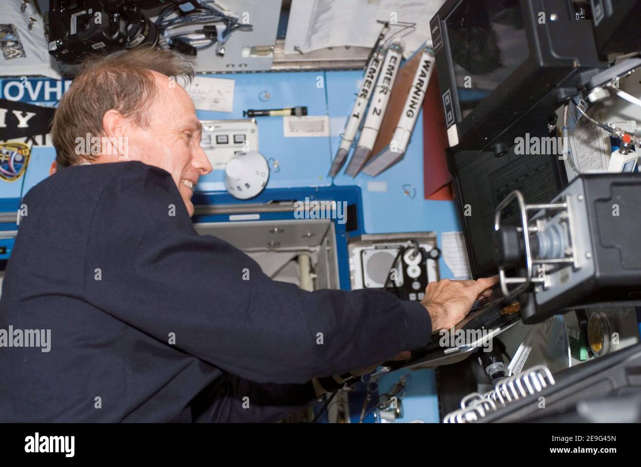 L'astronauta Steven G. MacLean, che rappresenta l'Agenzia spaziale Canadese, lavora ai comandi per il braccio manipolatore remoto Canadarm2 o stazione spaziale come parte dello sforzo del team per completare con successo la giornata di installazione sulla Stazione spaziale Internazionale. Gli equipaggi di Atlantis e Expedition 13 hanno lavorato per fissare il truss P3/P4 durante la prima di tre passerelle da parte dei membri dell'equipaggio della navetta STS-115. Gli escursionisti spaziali di oggi erano astronauti Joseph R. Tanner e Heidemarie M. Stefanyshyn-Piper. Foto di NASA via ABACAPRESS.COM Foto Stock