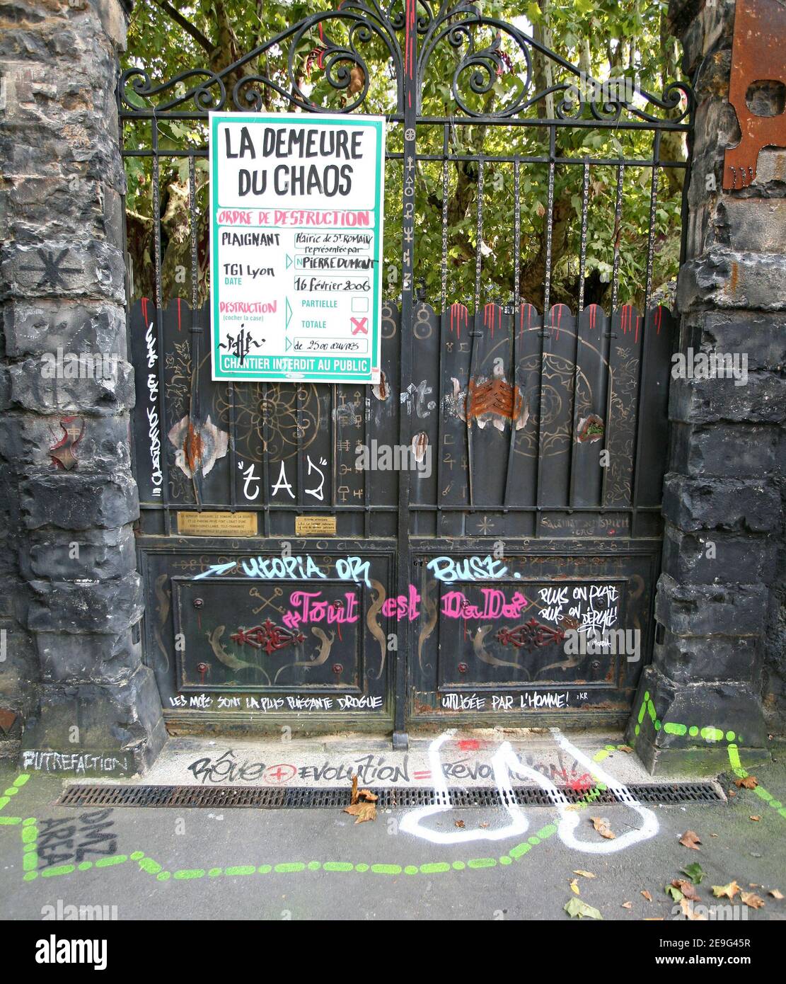 L'imprenditore francese Thierry Ehrmann's 'demeure of Chaos' il 13 settembre 2006 costruito nel cuore di un pittoresco villaggio francese in un ex ufficio postale del 17 ° secolo a Saint-Romain au Mont d'Or, alla periferia della città sudorientale di Lione. Un tribunale francese ha multato l'uomo d'affari esentrico a pagare 200,000 euro per aver sfidato la sua casa per trasformarla in una galleria d'arte a cielo aperto e in una meditazione oscura sul terrorismo e la guerra. Ma ha vinto il diritto di rimanere in piedi nonostante una richiesta locale di farlo abbattere. Foto di Vincent Dargent/ABACAPRESS.COM Foto Stock