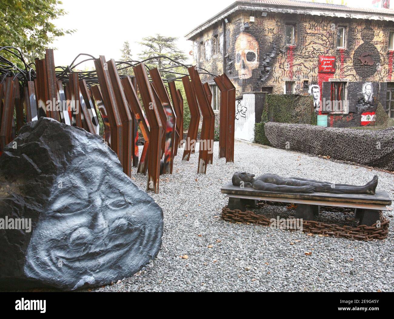 L'imprenditore francese Thierry Ehrmann's 'demeure of Chaos' il 13 settembre 2006 costruito nel cuore di un pittoresco villaggio francese in un ex ufficio postale del 17 ° secolo a Saint-Romain au Mont d'Or, alla periferia della città sudorientale di Lione. Un tribunale francese ha multato l'uomo d'affari esentrico a pagare 200,000 euro per aver sfidato la sua casa per trasformarla in una galleria d'arte a cielo aperto e in una meditazione oscura sul terrorismo e la guerra. Ma ha vinto il diritto di rimanere in piedi nonostante una richiesta locale di farlo abbattere. Foto di Vincent Dargent/ABACAPRESS.COM Foto Stock