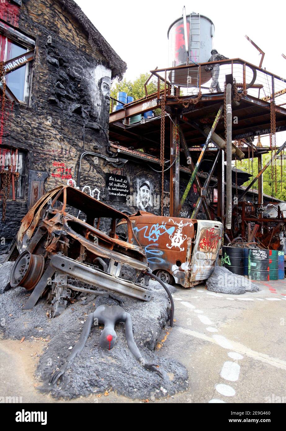 L'imprenditore francese Thierry Ehrmann's 'demeure of Chaos' il 13 settembre 2006 costruito nel cuore di un pittoresco villaggio francese in un ex ufficio postale del 17 ° secolo a Saint-Romain au Mont d'Or, alla periferia della città sudorientale di Lione. Un tribunale francese ha multato l'uomo d'affari esentrico a pagare 200,000 euro per aver sfidato la sua casa per trasformarla in una galleria d'arte a cielo aperto e in una meditazione oscura sul terrorismo e la guerra. Ma ha vinto il diritto di rimanere in piedi nonostante una richiesta locale di farlo abbattere. Foto di Vincent Dargent/ABACAPRESS.COM Foto Stock