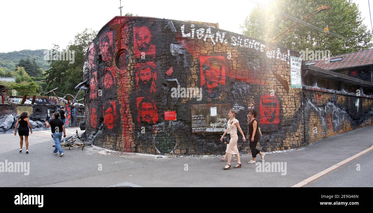 L'imprenditore francese Thierry Ehrmann's 'demeure of Chaos' il 13 settembre 2006 costruito nel cuore di un pittoresco villaggio francese in un ex ufficio postale del 17 ° secolo a Saint-Romain au Mont d'Or, alla periferia della città sudorientale di Lione. Un tribunale francese ha multato l'uomo d'affari esentrico a pagare 200,000 euro per aver sfidato la sua casa per trasformarla in una galleria d'arte a cielo aperto e in una meditazione oscura sul terrorismo e la guerra. Ma ha vinto il diritto di rimanere in piedi nonostante una richiesta locale di farlo abbattere. Foto di Vincent Dargent/ABACAPRESS.COM Foto Stock