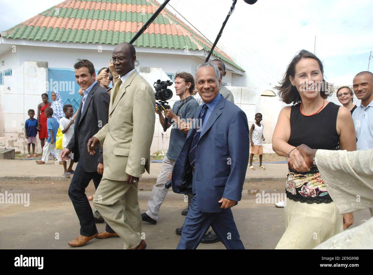 Il 26 settembre 2006, il Presidente francese Segolene Royal ha fatto visita a un'associazione di casalinghe contro l'emigrazione illegale a Thiayore, nei pressi di Dakar, Senegal. Foto di Axelle de russe/ABACAPRESS.COM Foto Stock