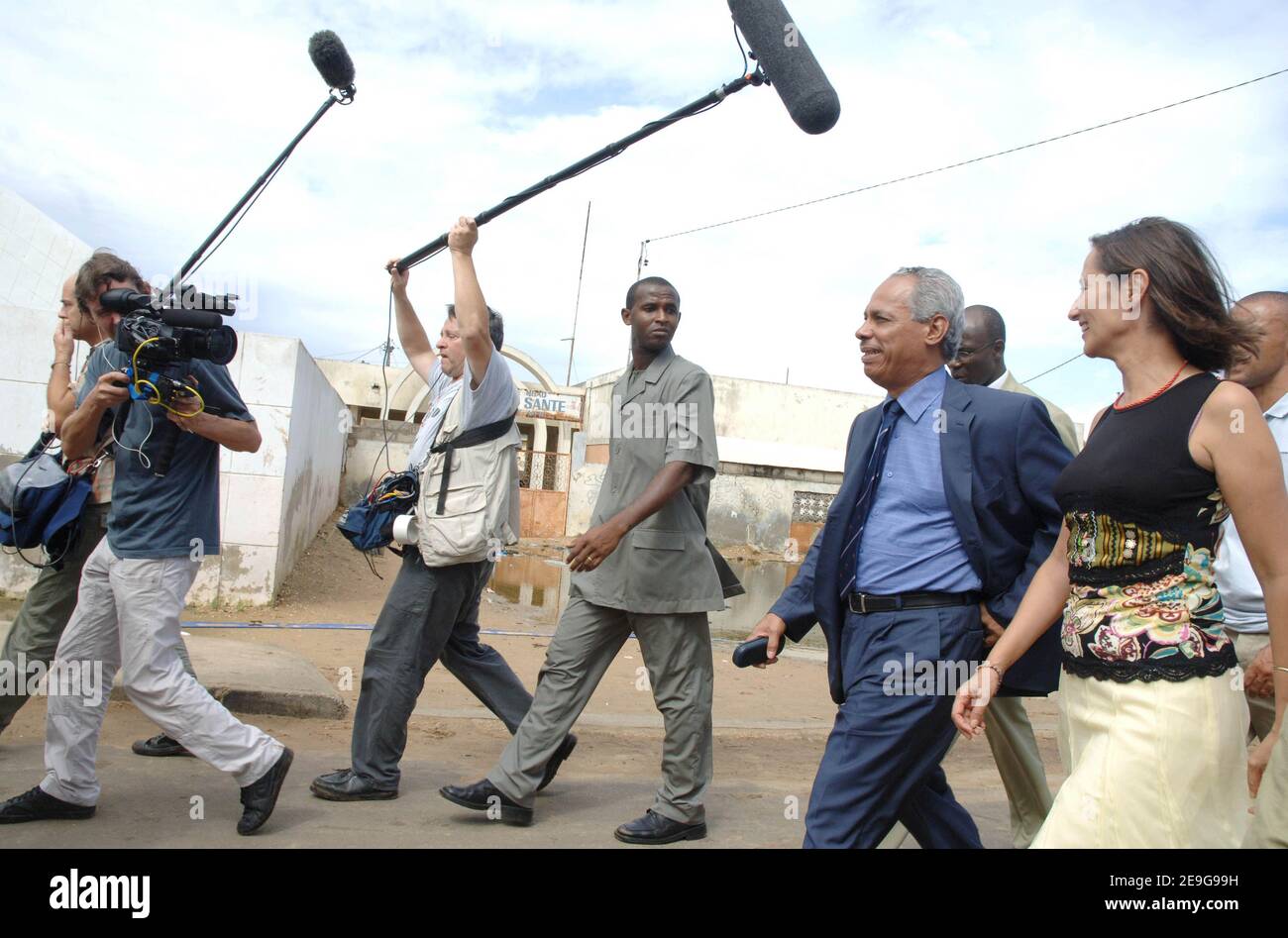 Il 26 settembre 2006, il Presidente francese Segolene Royal ha fatto visita a un'associazione di casalinghe contro l'emigrazione illegale a Thiayore, nei pressi di Dakar, Senegal. Foto di Axelle de russe/ABACAPRESS.COM Foto Stock