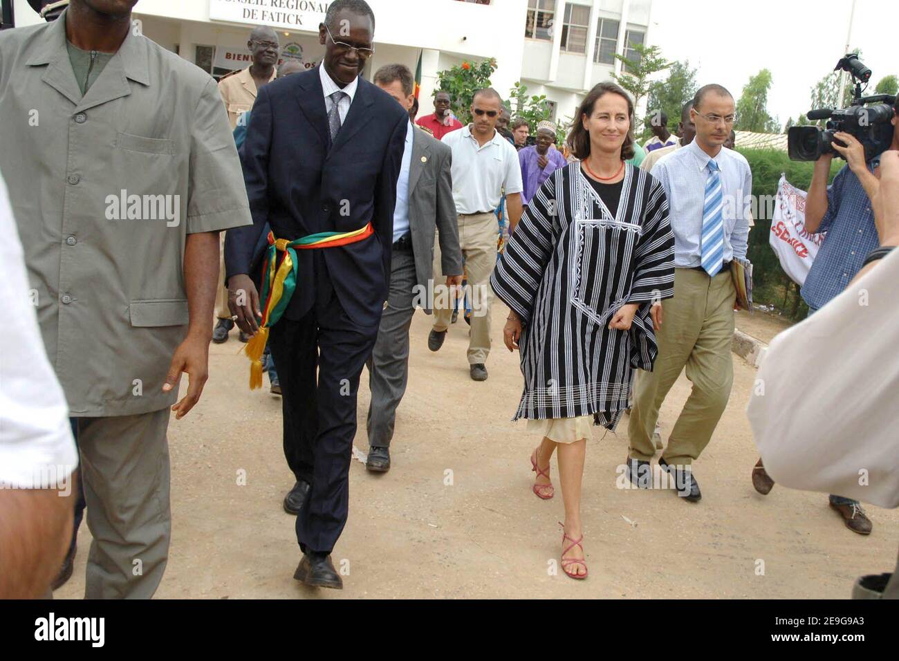 Il Presidente francese ha speranzato Segolene Royal visita il villaggio di Fatick in Senegal il 26 settembre 2006. Fatick ha ricevuto aiuto e fondi dal consiglio Poitou-Charentes. Foto di Axelle de russe/ABACAPRESS.COM Foto Stock