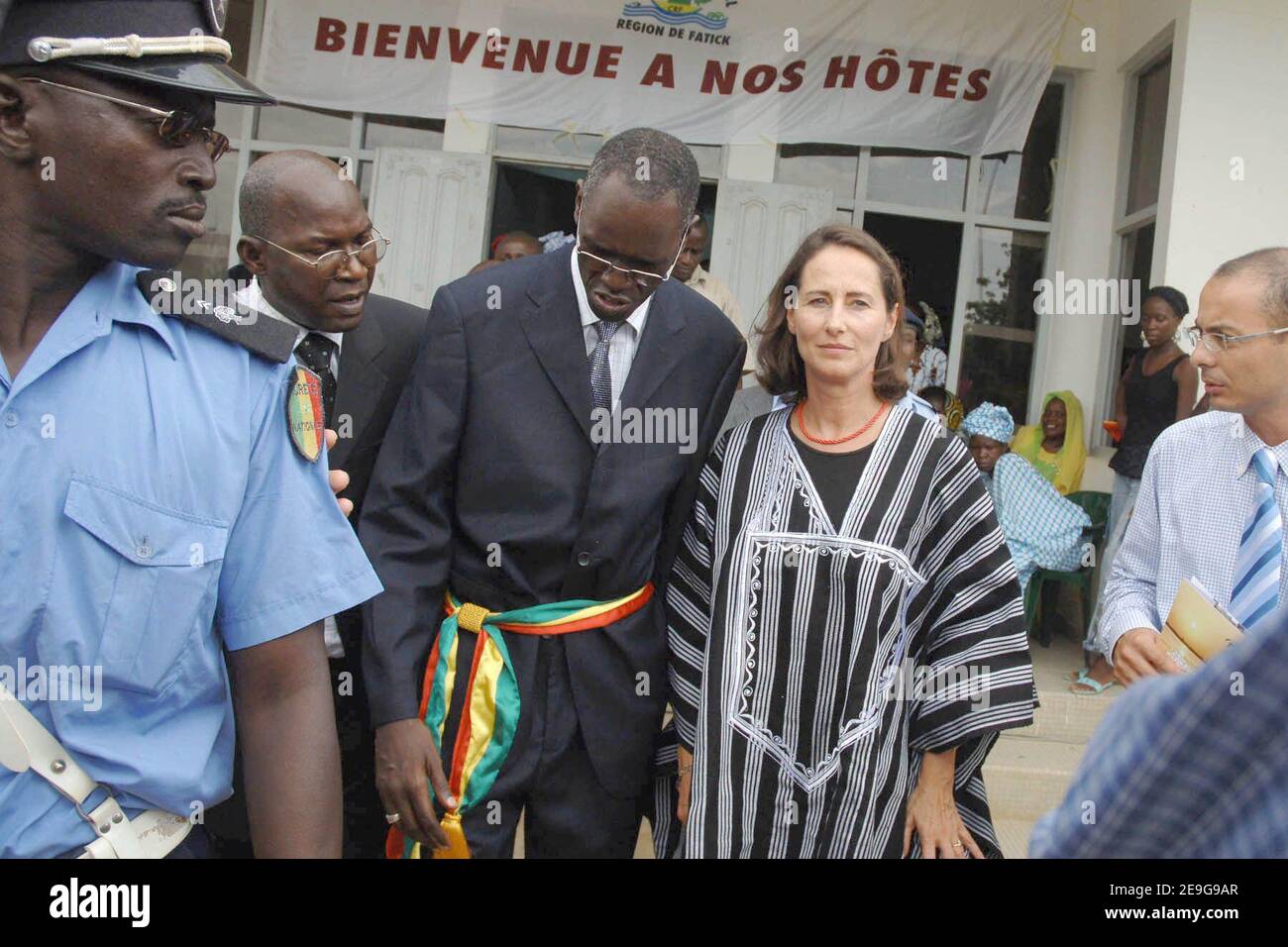 Il Presidente francese ha speranzato Segolene Royal visita il villaggio di Fatick in Senegal il 26 settembre 2006. Fattick ha ricevuto aiuto e fondi dal Consiglio Poitou Charente. Foto di Axelle de russe/ABACAPRESS.COM Foto Stock