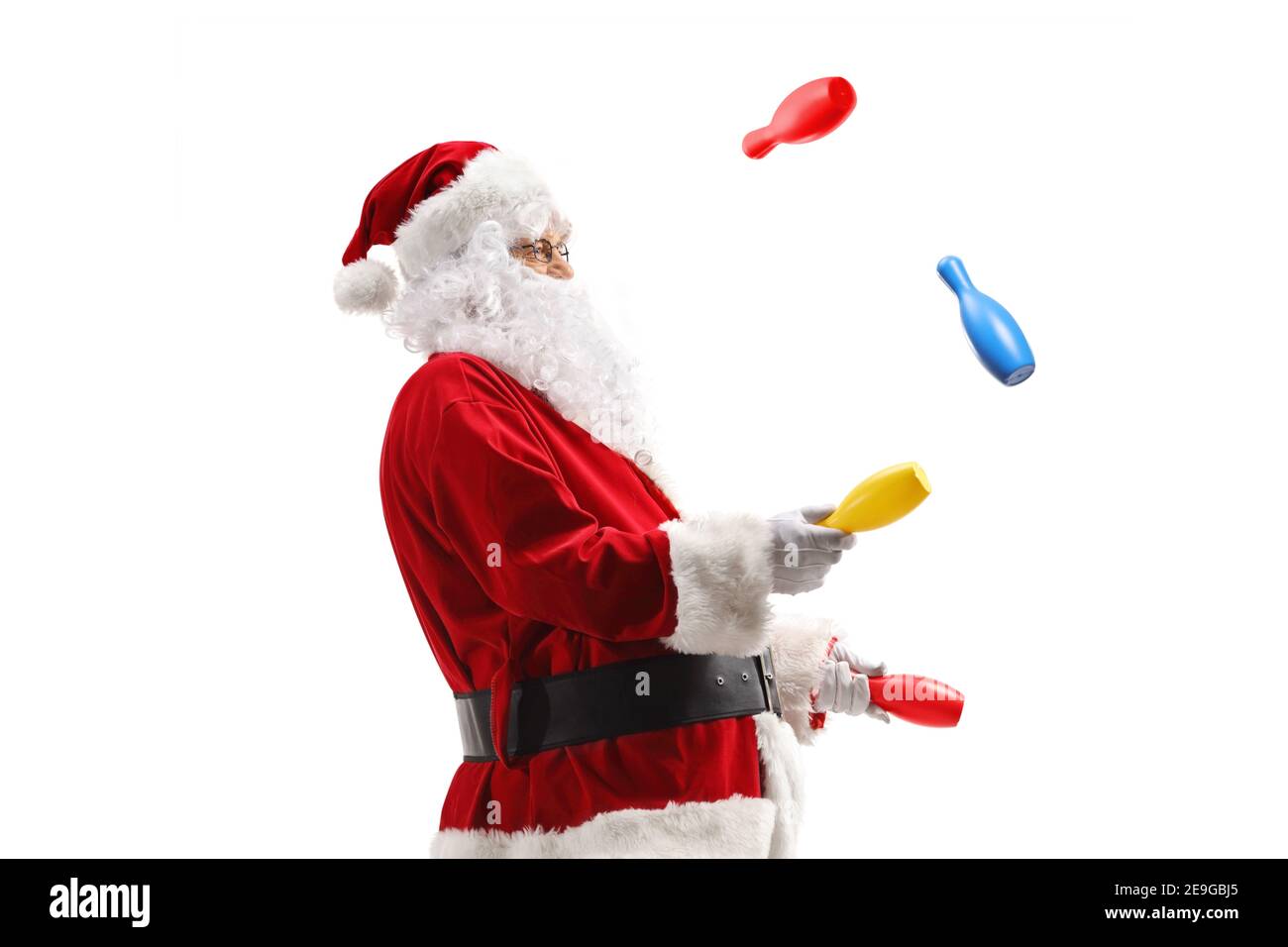Babbo natale giocoleria con i club isolati su sfondo bianco Foto Stock