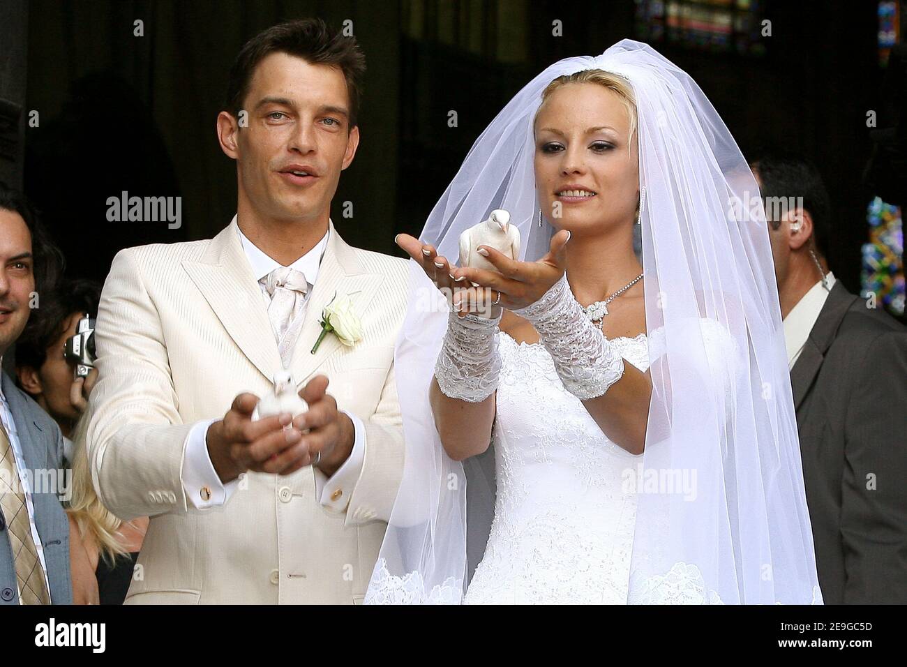 Ex Miss Francia e Miss Europa Elodie Gossuin e Bertrand Lacherie matrimonio alla chiesa di Compiegne e municipio di Trolly-Breuil nel Nord della Francia il 1 luglio 2006. Foto di Nebinger-Suu/ABACAPRESS.COM Foto Stock