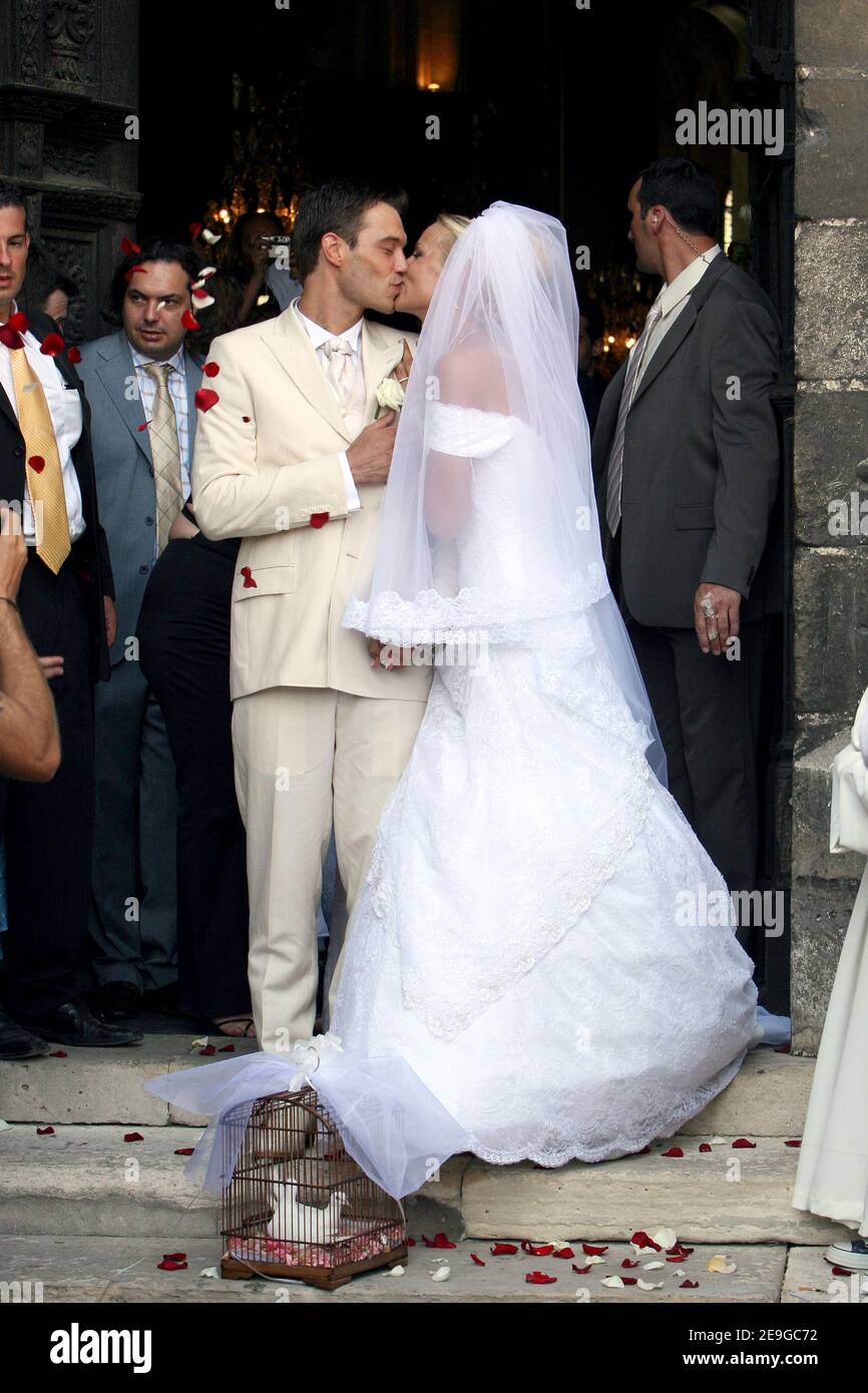 Ex Miss Francia e Miss Europa Elodie Gossuin e Bertrand Lacherie matrimonio alla chiesa di Compiegne e municipio di Trolly-Breuil nel Nord della Francia il 1 luglio 2006. Foto di Nebinger-Suu/ABACAPRESS.COM Foto Stock