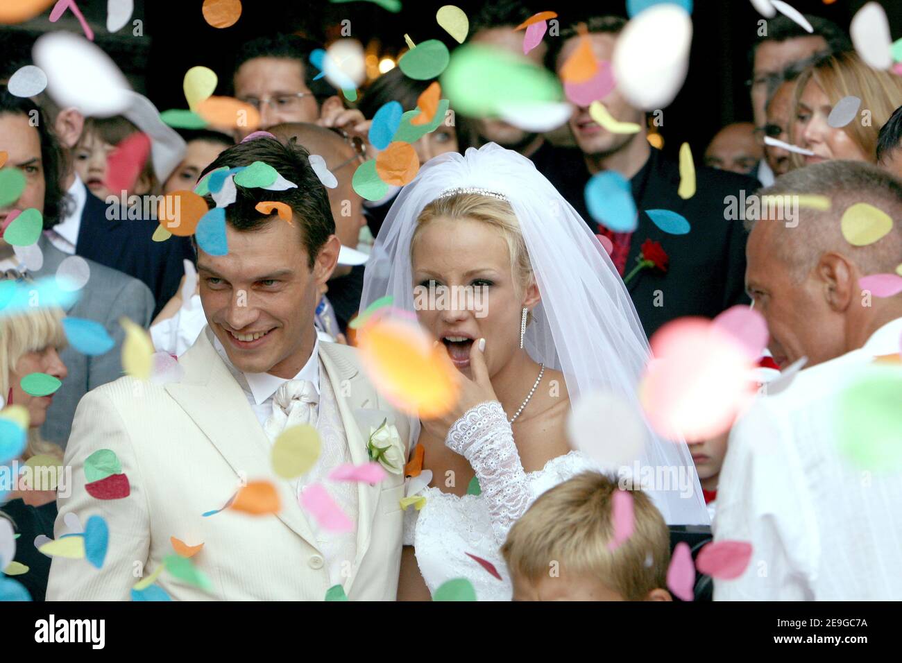 Ex Miss Francia e Miss Europa Elodie Gossuin e Bertrand Lacherie matrimonio alla chiesa di Compiegne e municipio di Trolly-Breuil nel Nord della Francia il 1 luglio 2006. Foto di Nebinger-Suu/ABACAPRESS.COM Foto Stock