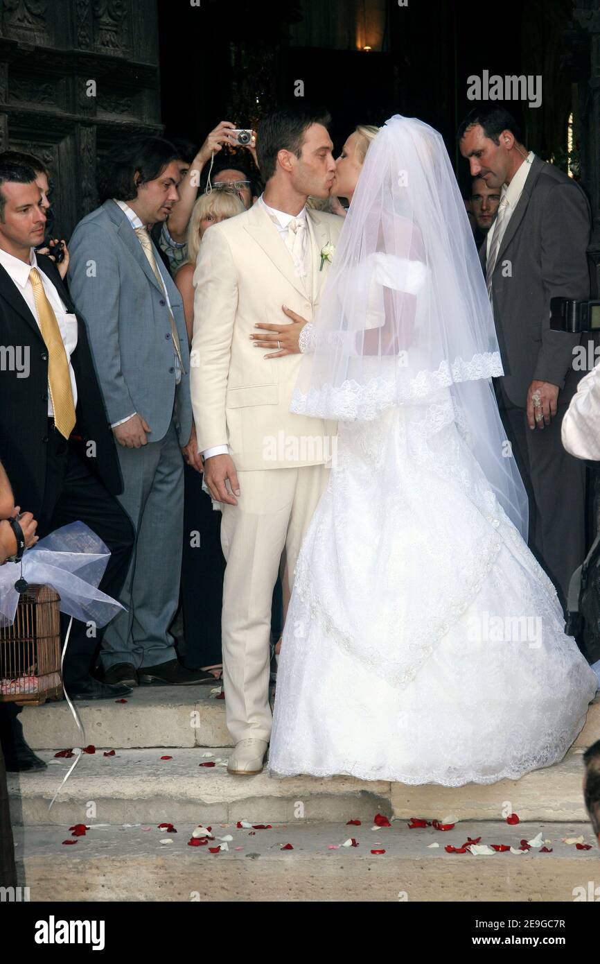 Ex Miss Francia e Miss Europa Elodie Gossuin e Bertrand Lacherie matrimonio alla chiesa di Compiegne e municipio di Trolly-Breuil nel Nord della Francia il 1 luglio 2006. Foto di Nebinger-Suu/ABACAPRESS.COM Foto Stock