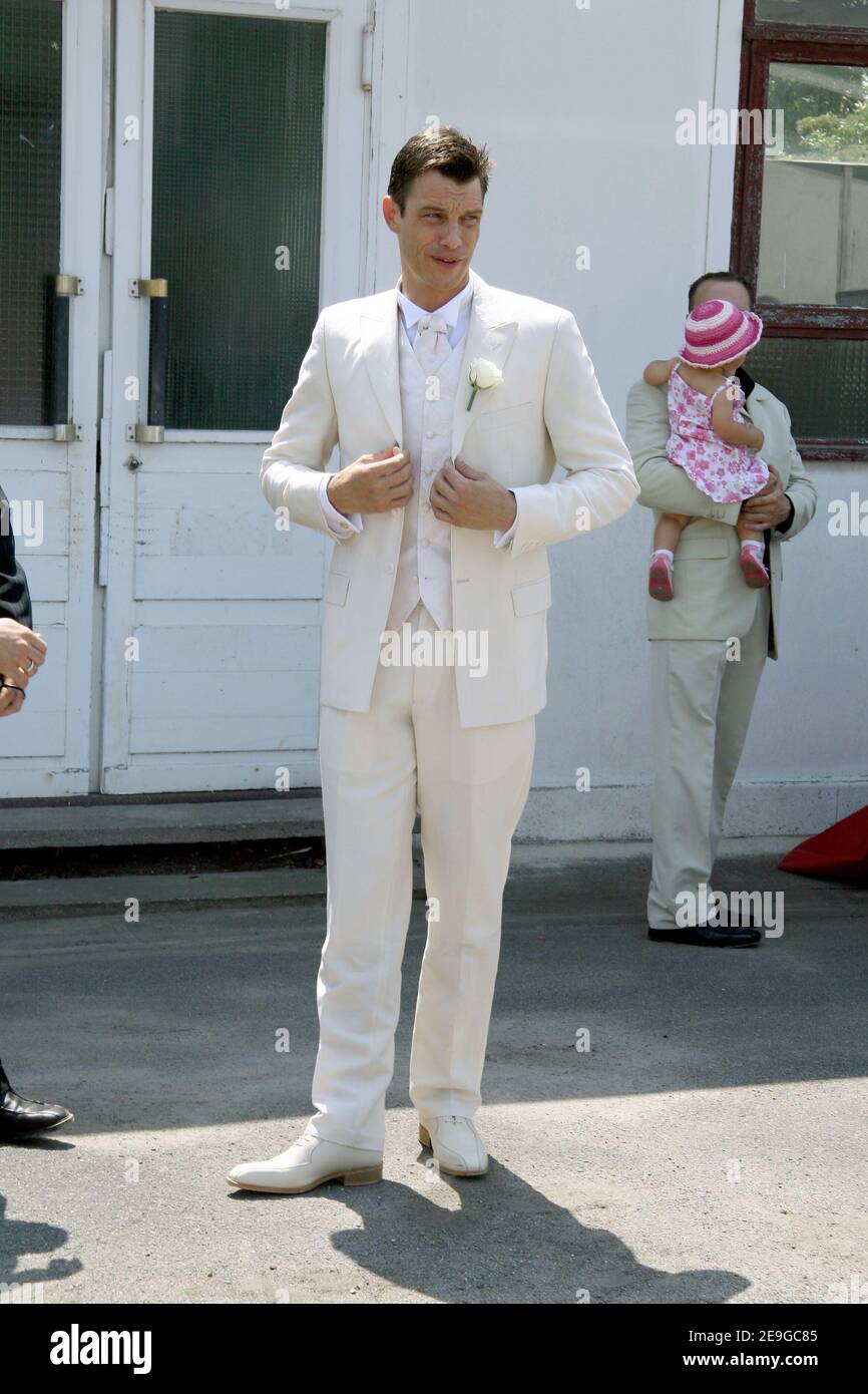 Ex Miss Francia e Miss Europa Elodie Gossuin e Bertrand Lacherie matrimonio alla chiesa di Compiegne e municipio di Trolly-Breuil nel Nord della Francia il 1 luglio 2006. Foto di Nebinger-Suu/ABACAPRESS.COM Foto Stock