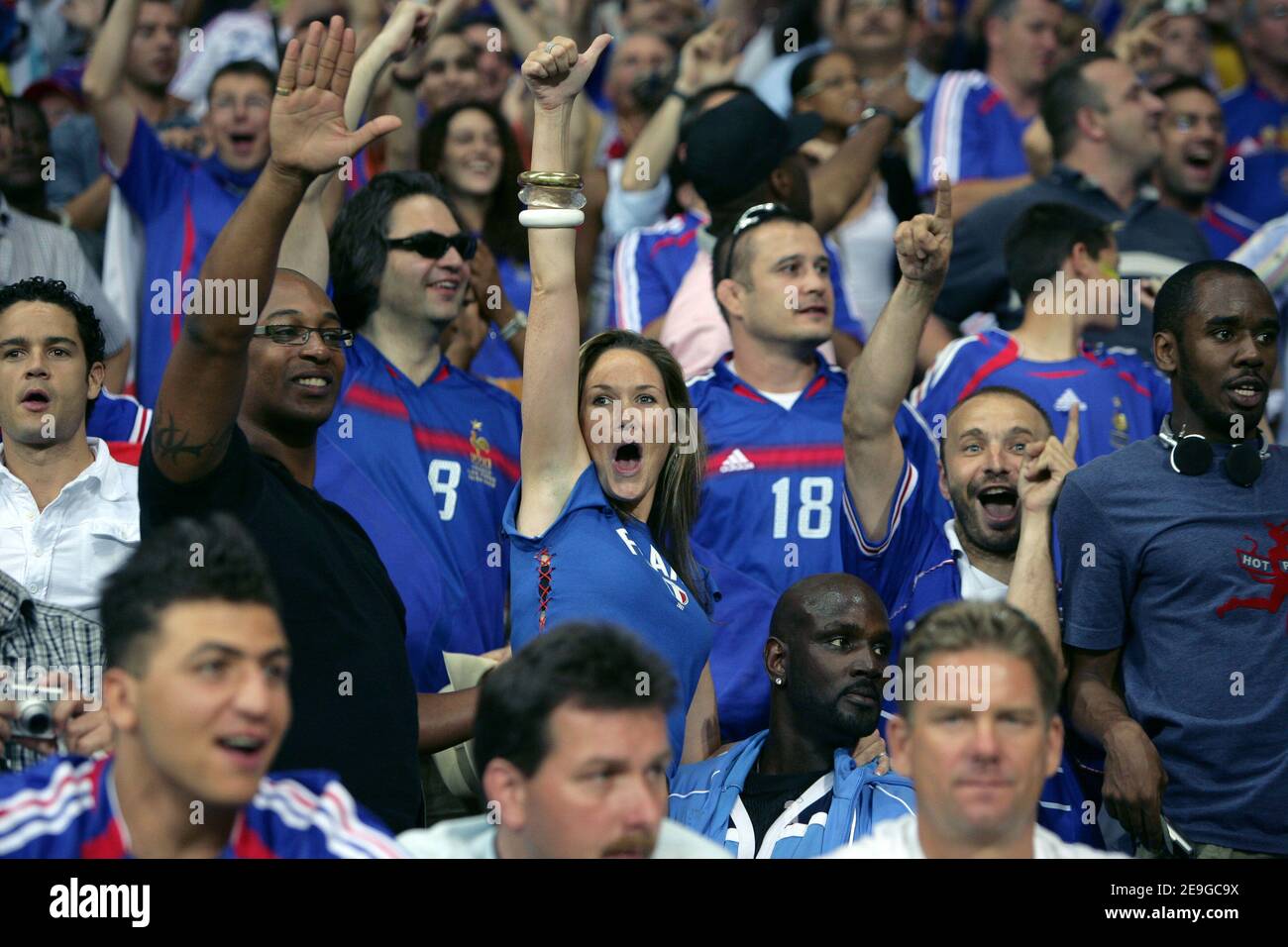 La moglie di Thierry Henry modello inglese Nicole Merry e un amico durante la Coppa del mondo 2006, quater-final, Brasile contro Francia allo stadio Commerzbank-Arena di Francoforte, Germania, il 1 luglio 2006. La Francia ha vinto 1-0 e anticipa le semifinali della Coppa del mondo. Foto di Gouhier-Hahn-Orban/Cameleon/ABACAPRESS.COM Foto Stock