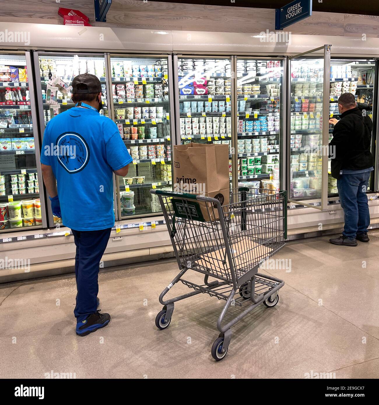 Orlando, FL USA - 24 gennaio 2021: I dipendenti di Amazon prime Fresh che acquistano in un negozio di alimentari Whole Foods che selezionano il cibo per le persone che devono avere la consegna Foto Stock