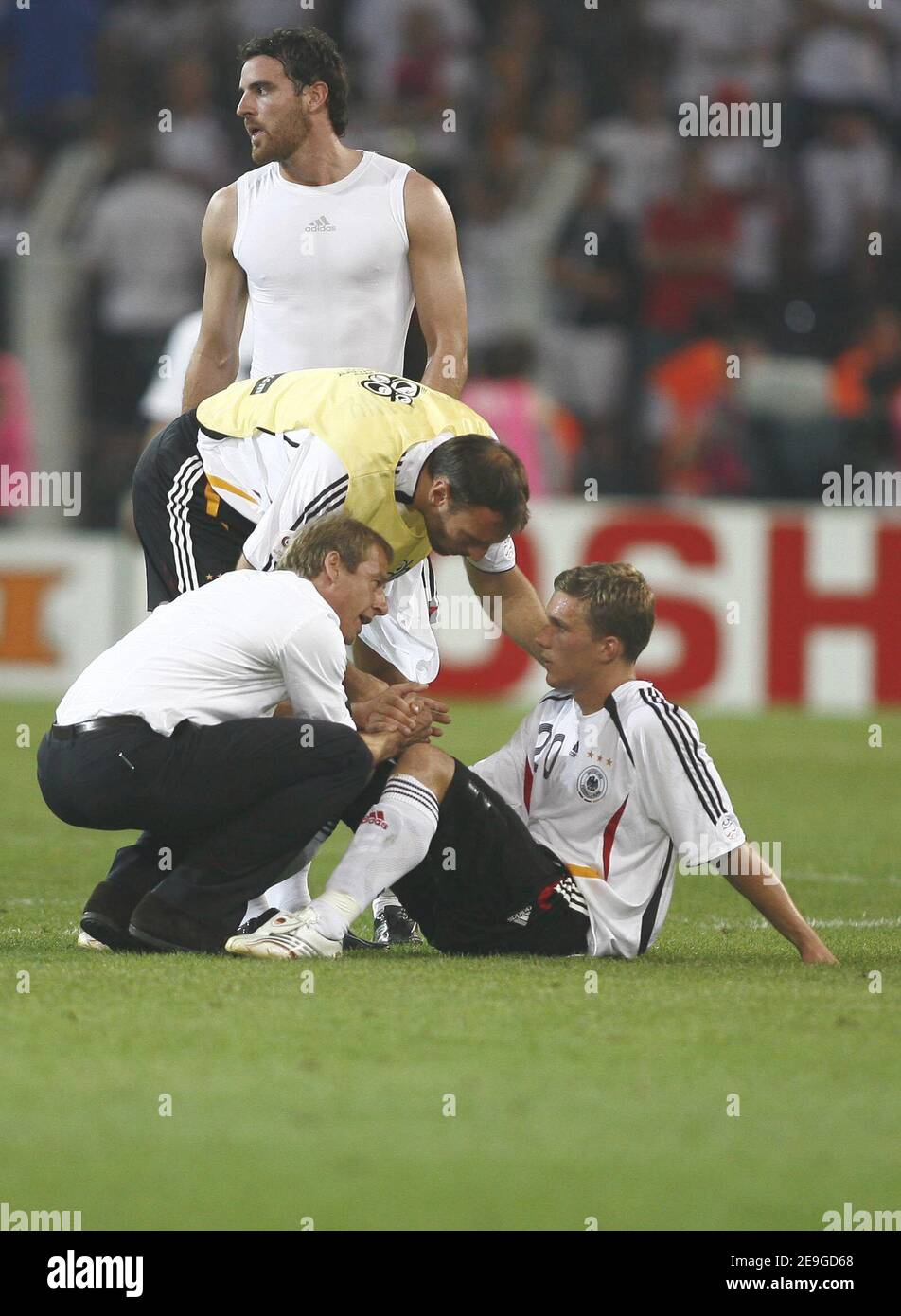 L'allenatore tedesco Juergen Klinsmann console Lukas Podolski dopo la Coppa del mondo 2006, semifinali, Italia contro Germania allo stadio Signal Iduna Park di Dortmund, Germania, il 4 luglio 2006. L'Italia ha vinto 2-0. Foto di Christian Liegi/ABACAPRESS.COM Foto Stock